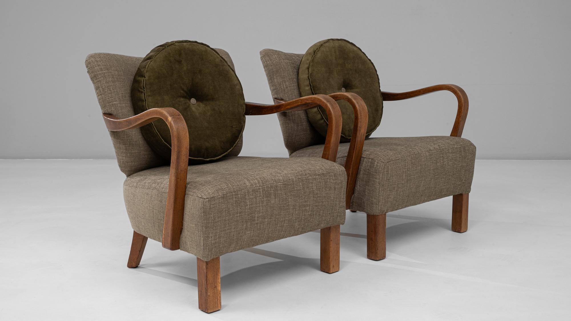 1940s Danish Pair of Art Deco Upholstered Armchairs With Round Pillows en venta 4
