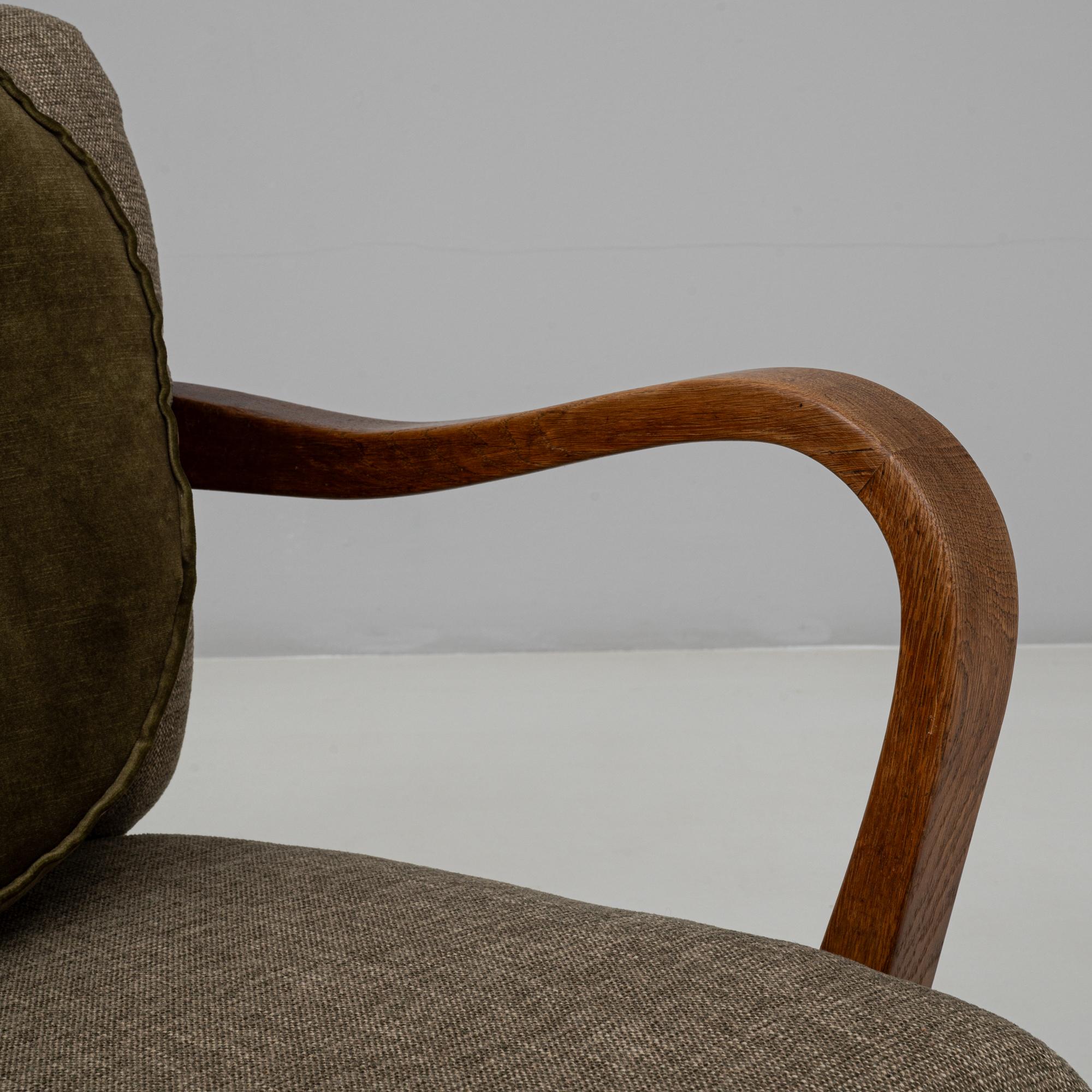 1940s Danish Pair of Art Deco Upholstered Armchairs With Round Pillows en venta 6