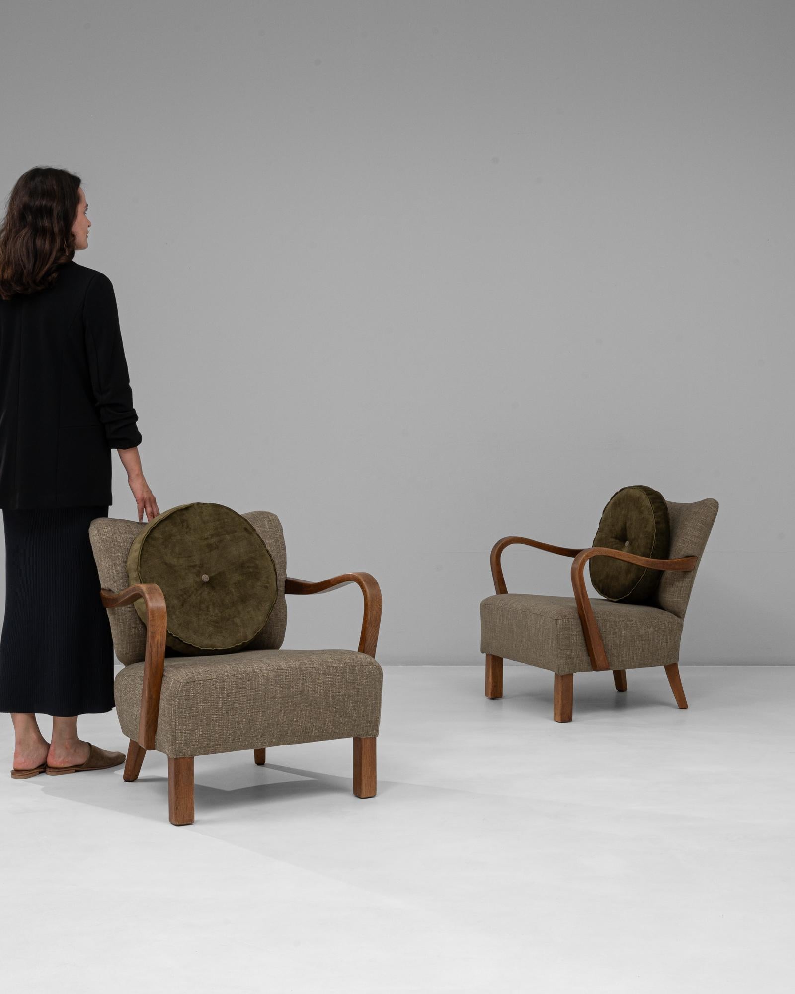 1940s Danish Pair of Art Deco Upholstered Armchairs With Round Pillows Art Decó en venta