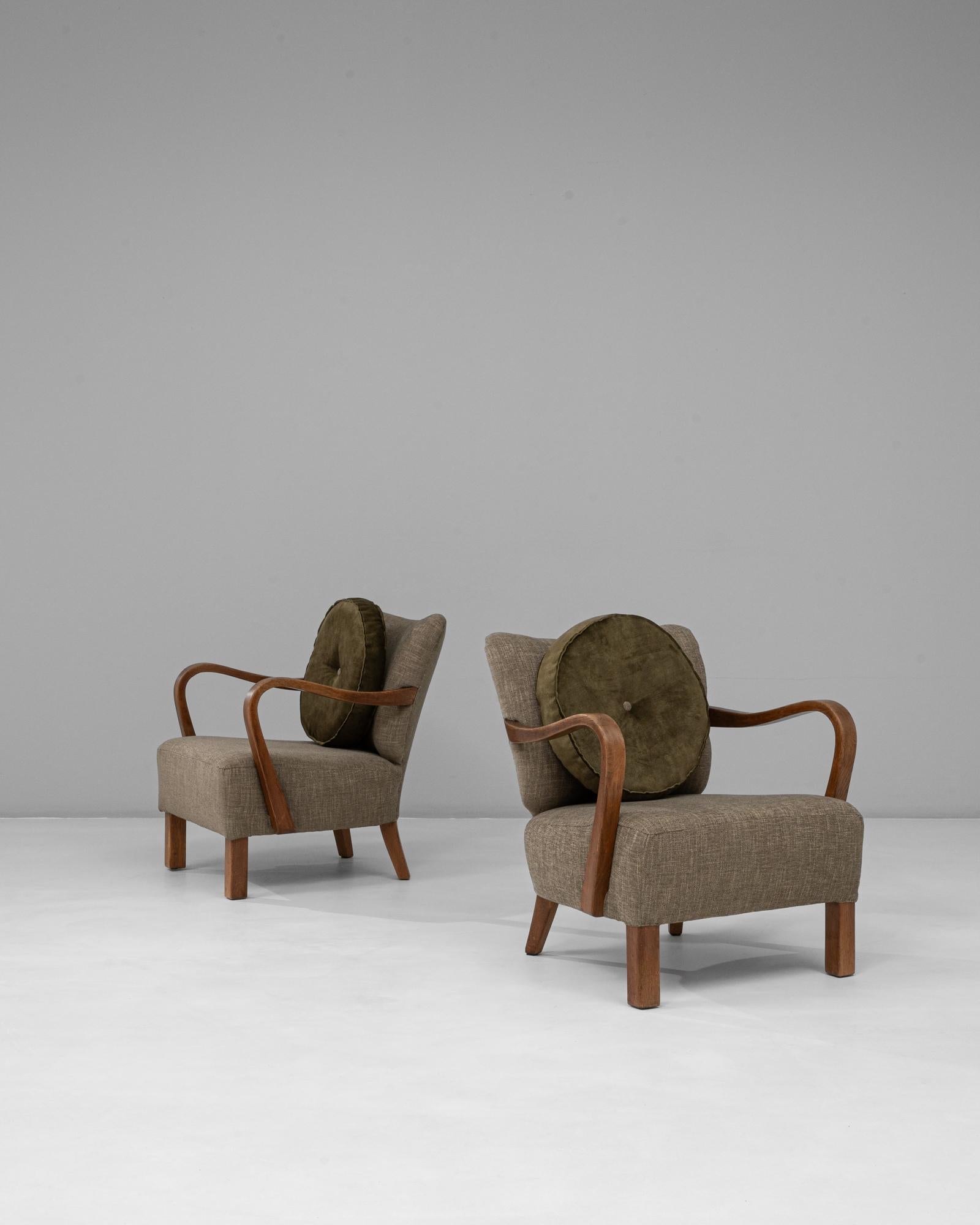 1940s Danish Pair of Art Deco Upholstered Armchairs With Round Pillows Danés en venta