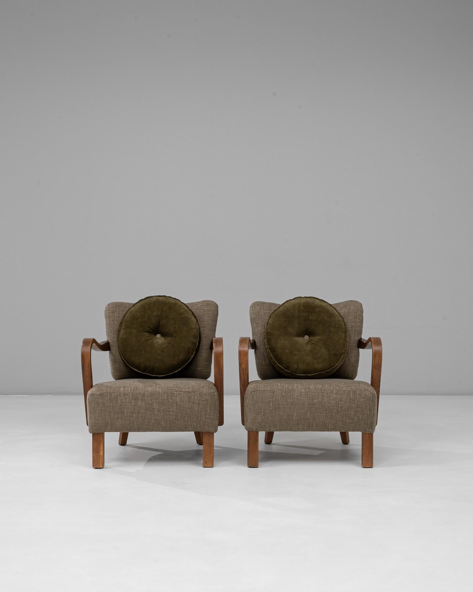 1940s Danish Pair of Art Deco Upholstered Armchairs With Round Pillows en Bueno estado para la venta en High Point, NC