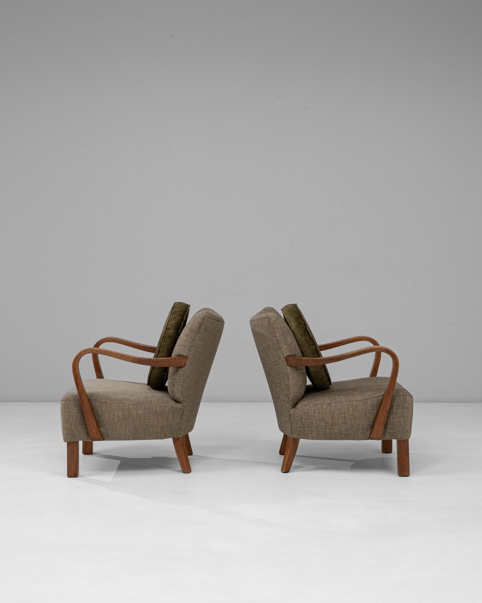 1940s Danish Pair of Art Deco Upholstered Armchairs With Round Pillows siglo XX en venta