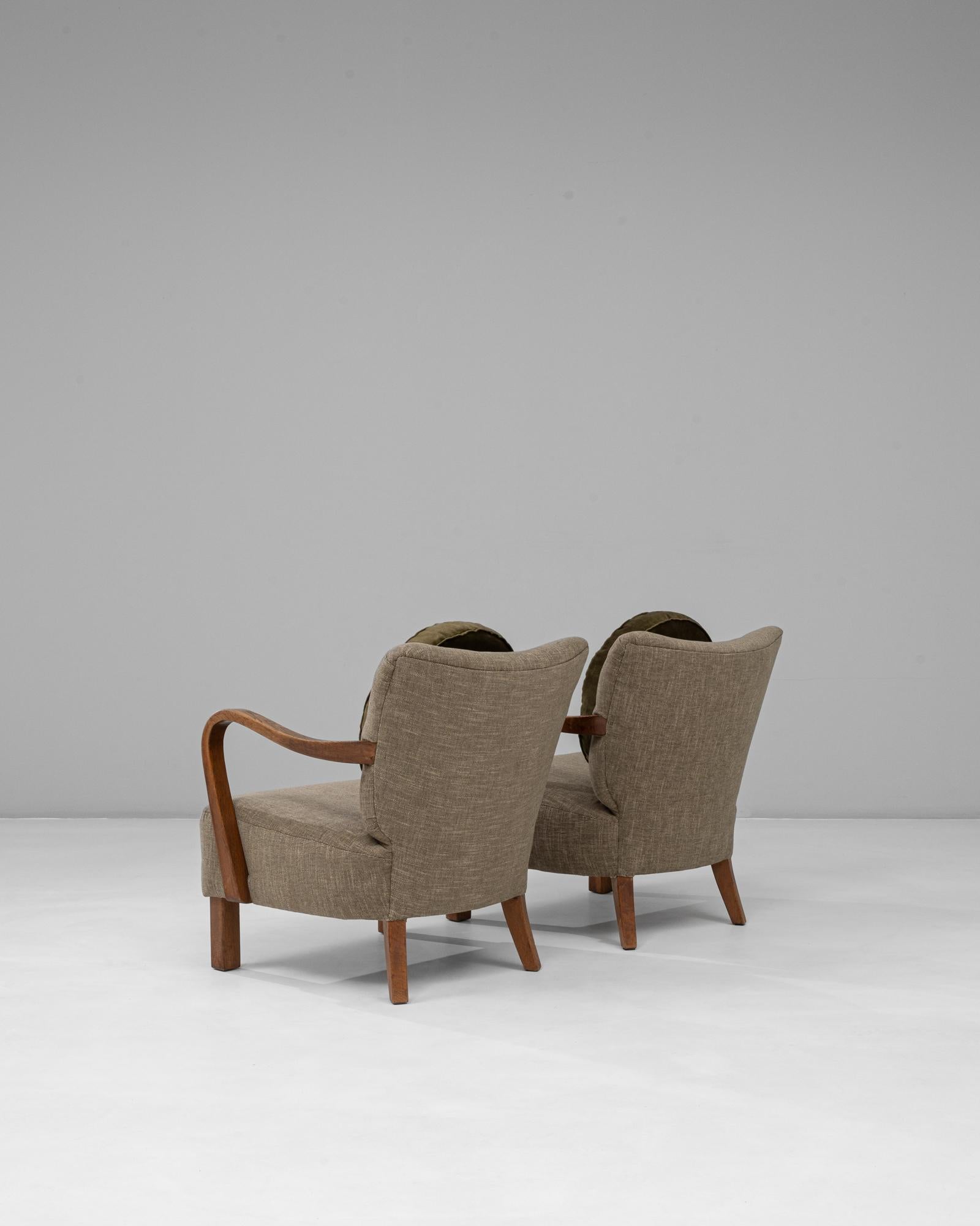 1940s Danish Pair of Art Deco Upholstered Armchairs With Round Pillows Tapicería en venta