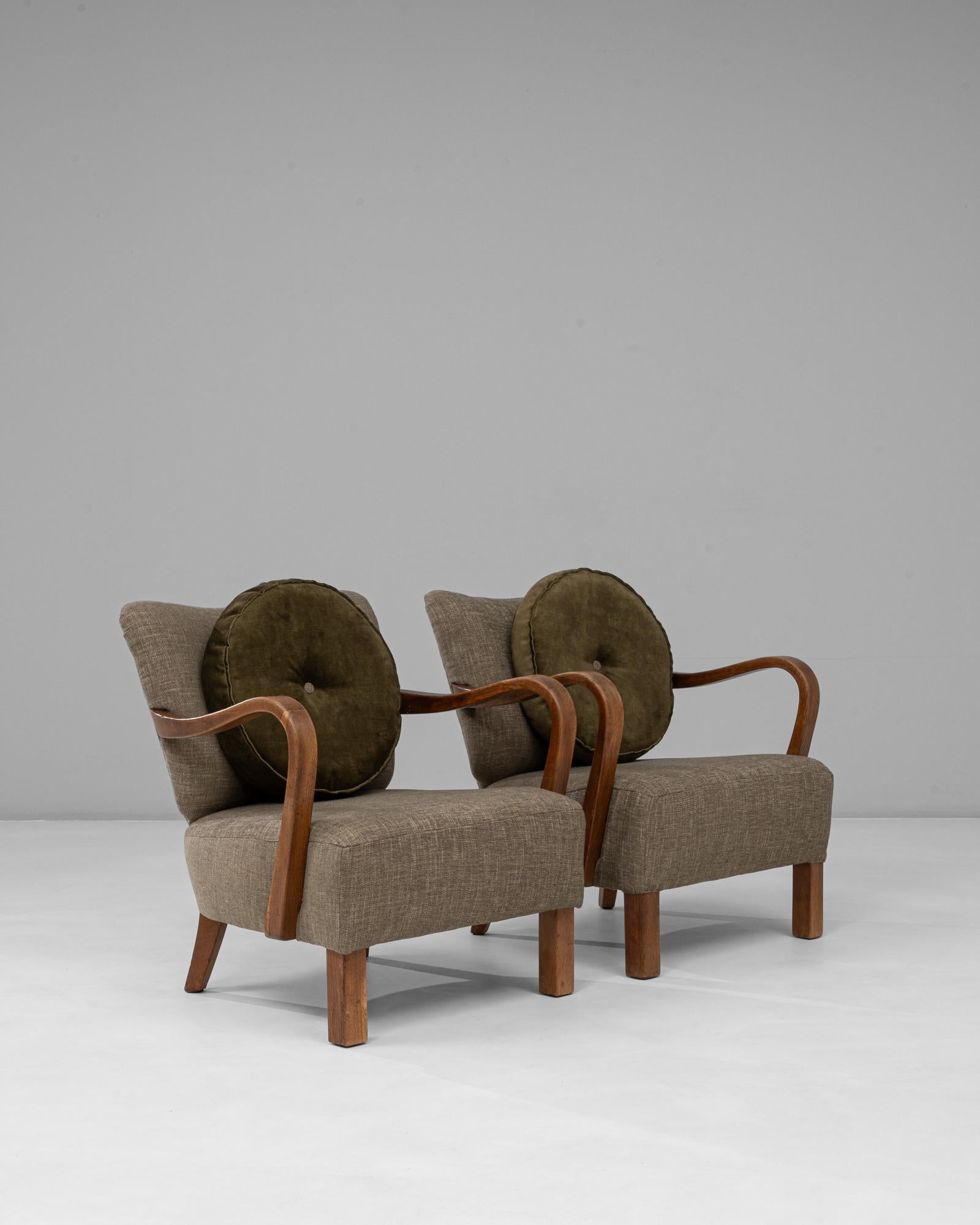 1940s Danish Pair of Art Deco Upholstered Armchairs With Round Pillows en venta 2