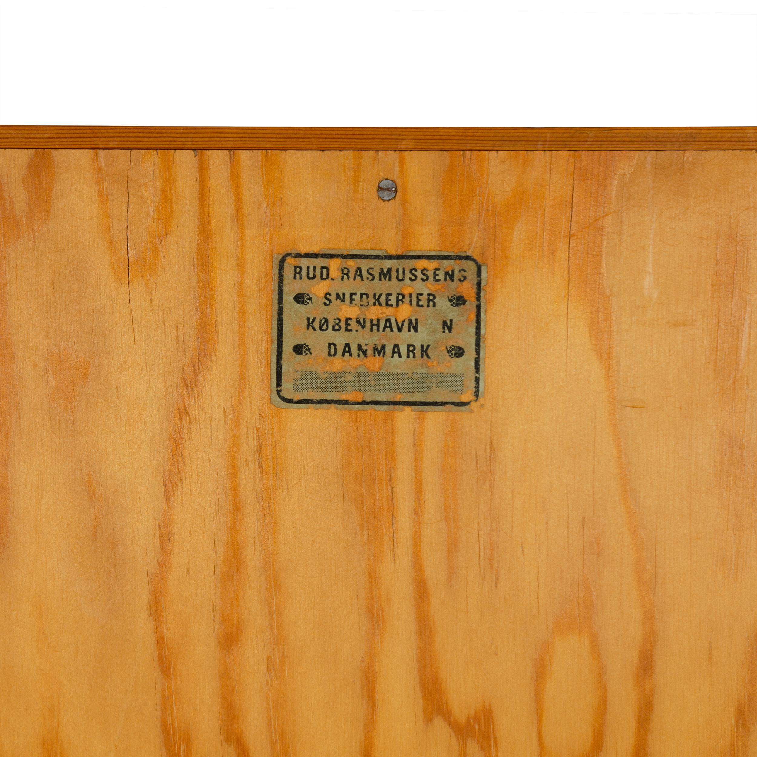 Milieu du XXe siècle Armoire danoise en pin des années 1940 par Mogens Koch pour Rud Rasmussen en vente