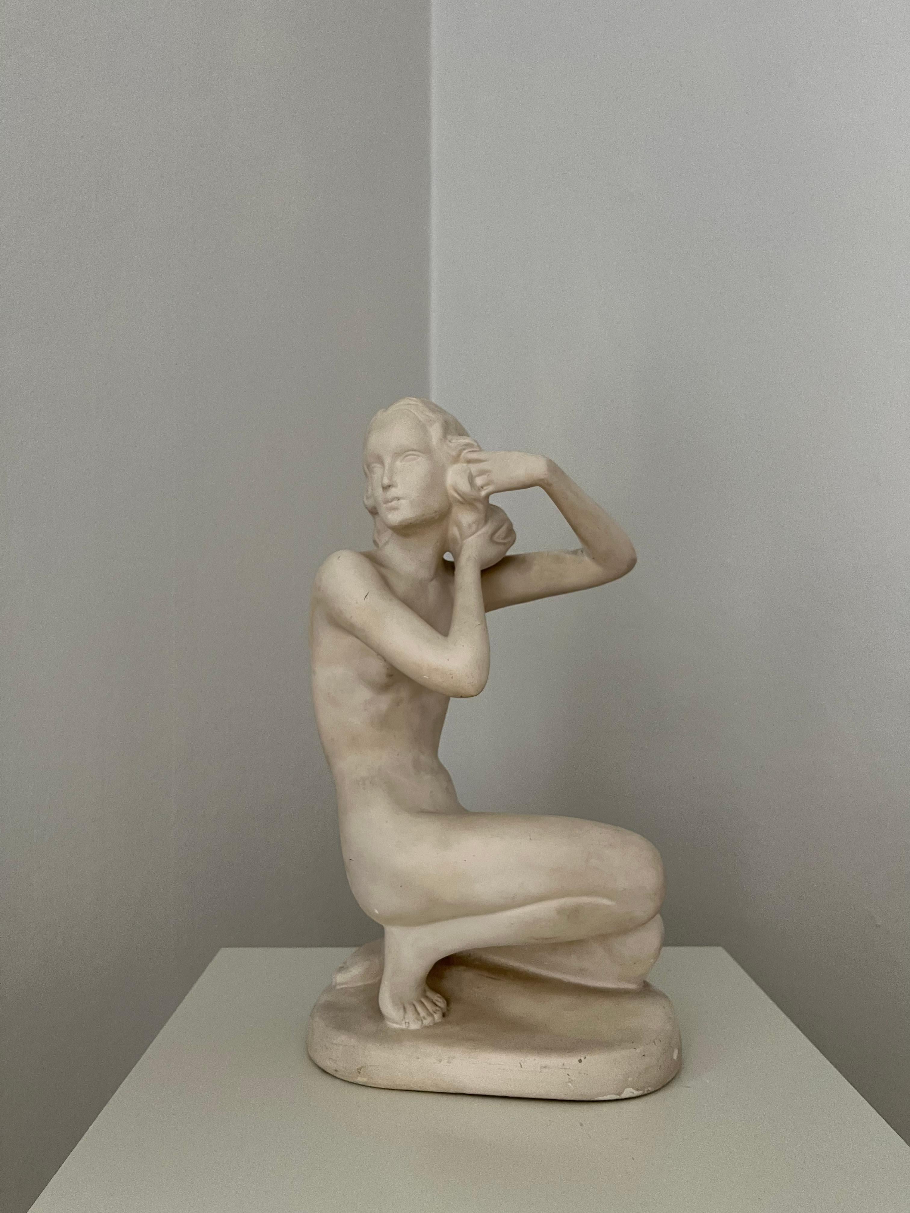 Milieu du XXe siècle Figurine de femme en plâtre danoise des années 1940 en vente