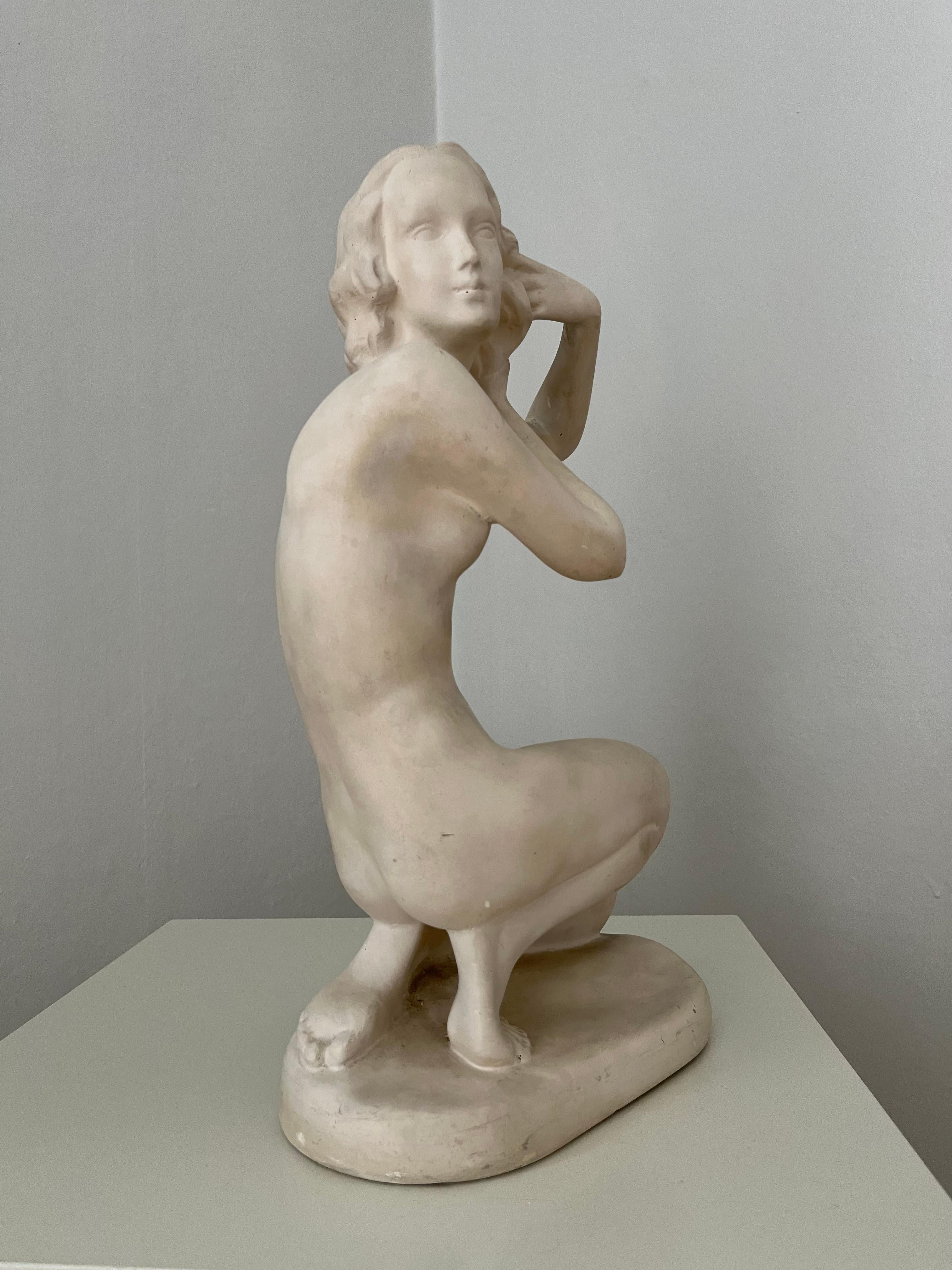 Figurine de femme en plâtre danoise des années 1940 en vente 3