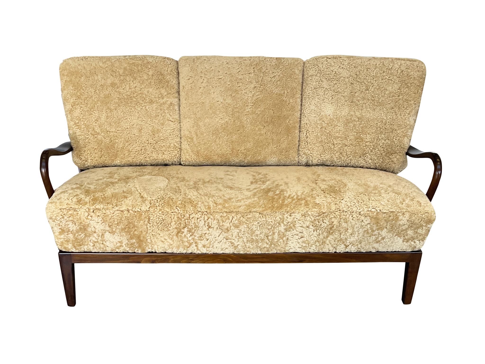 Charmantes dänisches Sofa aus den 1940er Jahren, entworfen von Alfred Christensen für Slagelse Mobelvaerk. Das Gestell zeichnet sich durch die für Christensen charakteristischen geschwungenen Paddelarme aus, die durch die Rückenlehne mit den