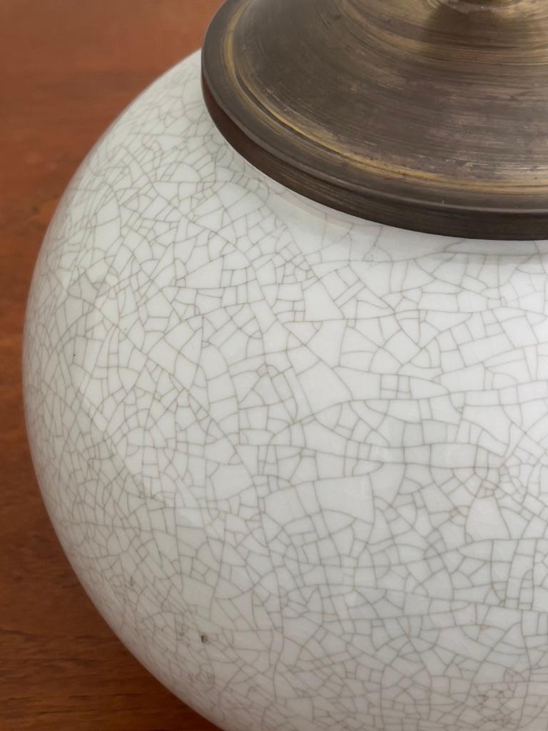 Scandinave moderne Lampe de table danoise des années 1940 en céramique bleu tendre avec glaçure craquelée par Lyngby Porcellæn en vente