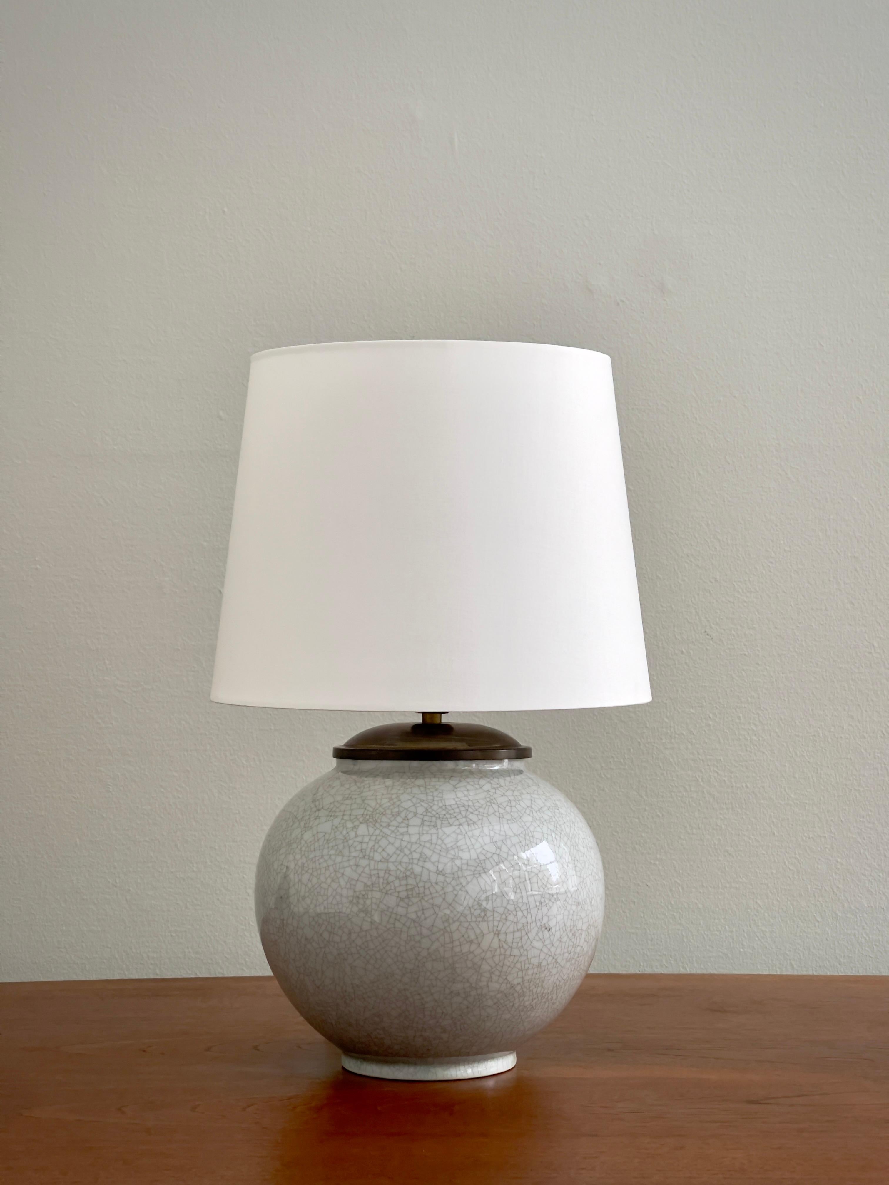 Danois Lampe de table danoise des années 1940 en céramique bleu tendre avec glaçure craquelée par Lyngby Porcellæn en vente