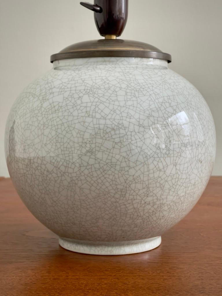 Fait main Lampe de table danoise des années 1940 en céramique bleu tendre avec glaçure craquelée par Lyngby Porcellæn en vente