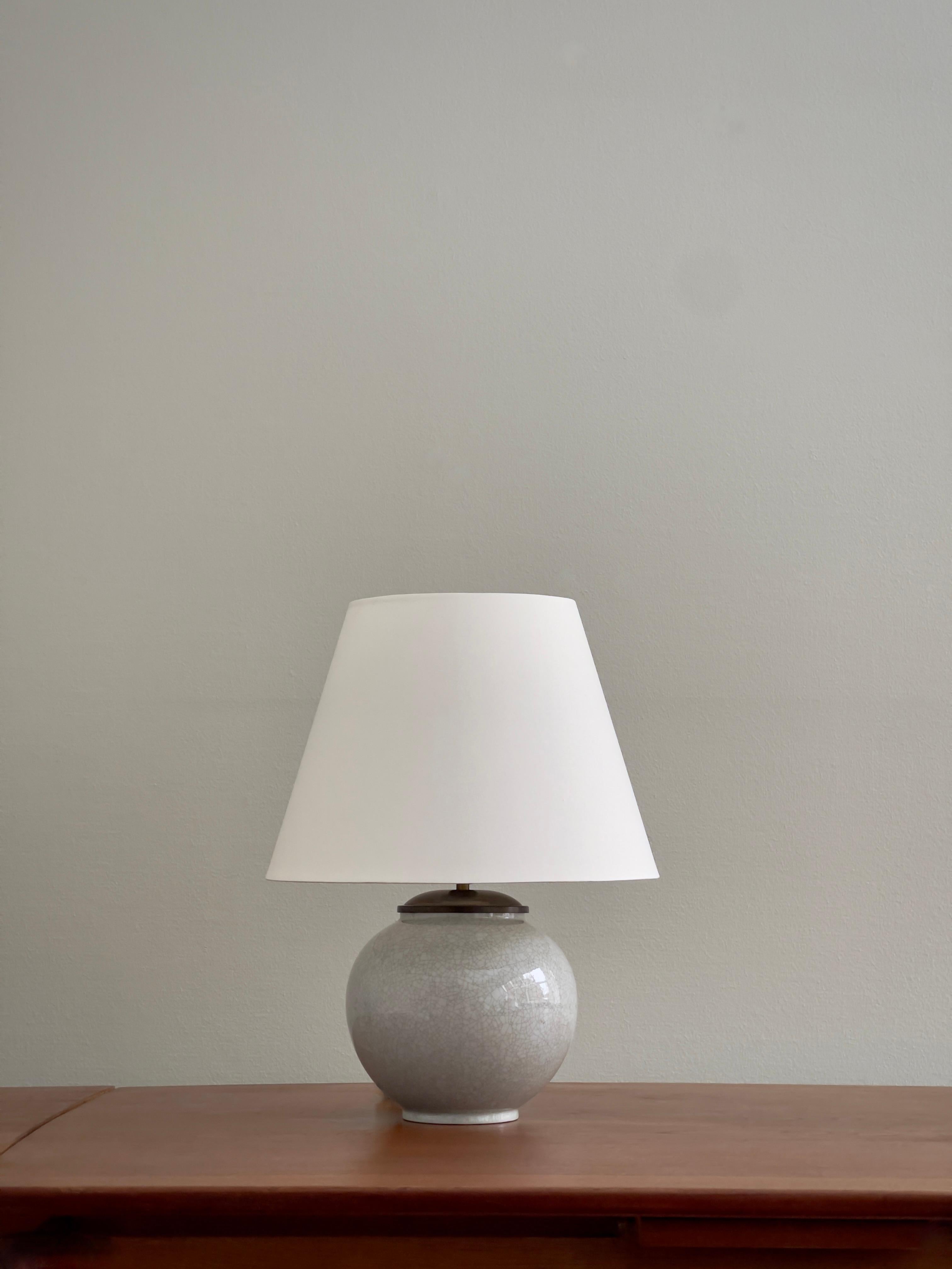 Milieu du XXe siècle Lampe de table danoise des années 1940 en céramique bleu tendre avec glaçure craquelée par Lyngby Porcellæn en vente