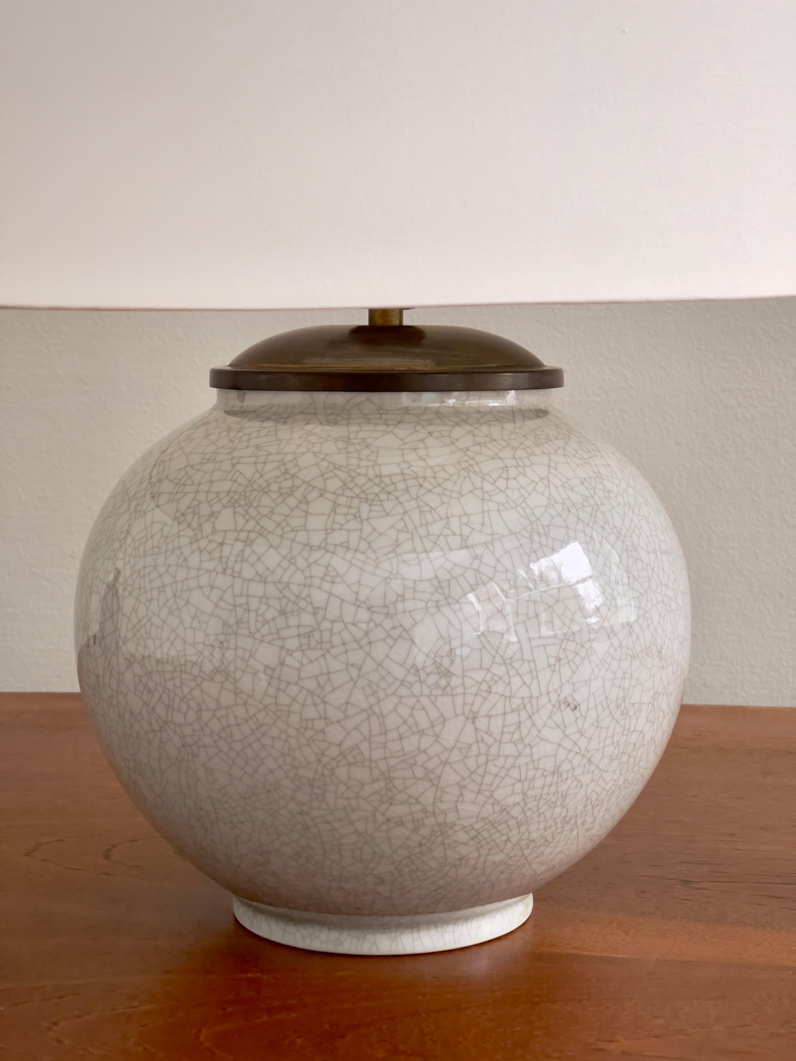 Céramique Lampe de table danoise des années 1940 en céramique bleu tendre avec glaçure craquelée par Lyngby Porcellæn en vente