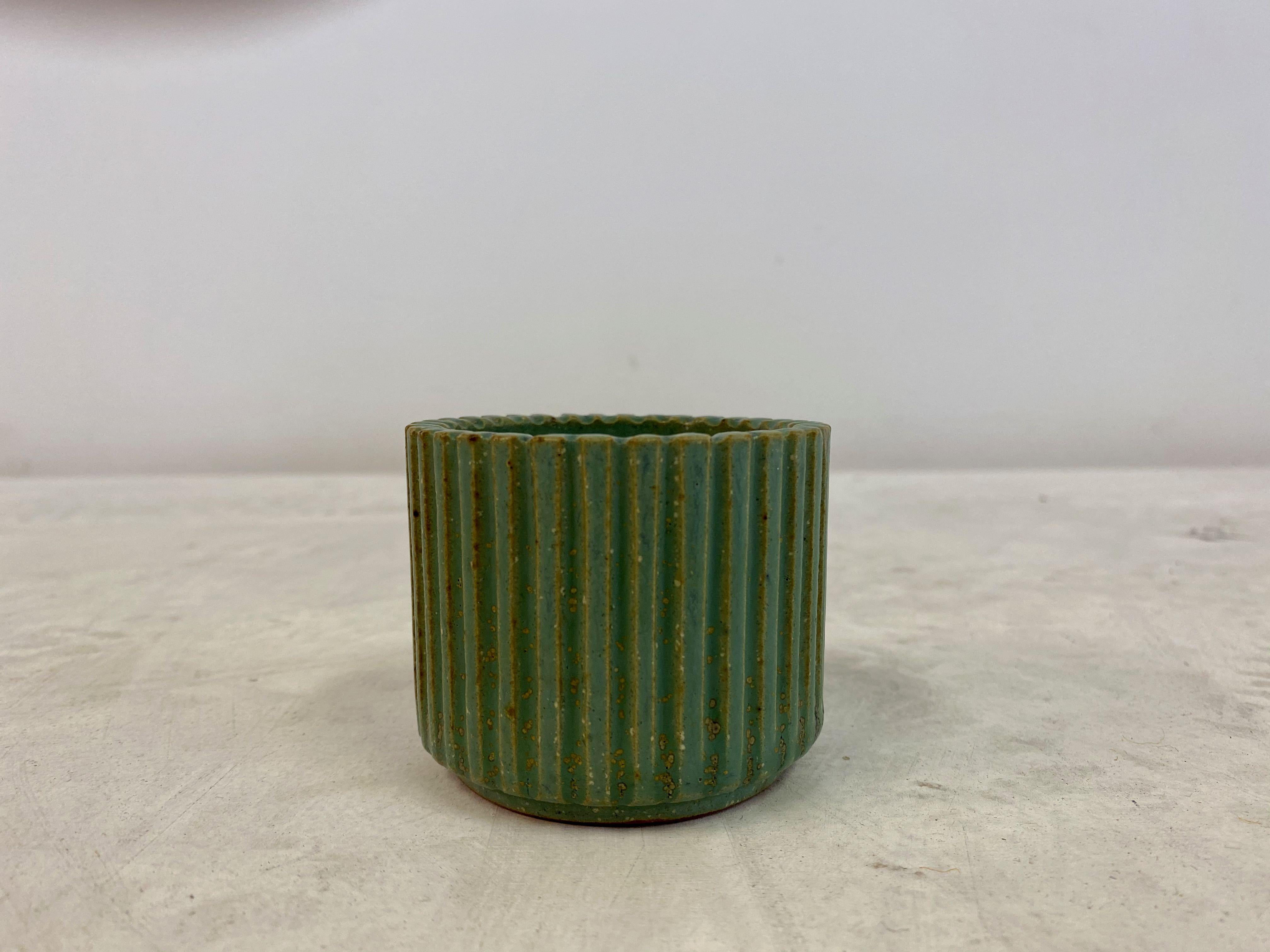 Stoneware ceramic pot

By Arne Bang

Green glaze

Numbered 128

Signed with monogram

Danish 1940s

Last photo shows selection of ceramics available.