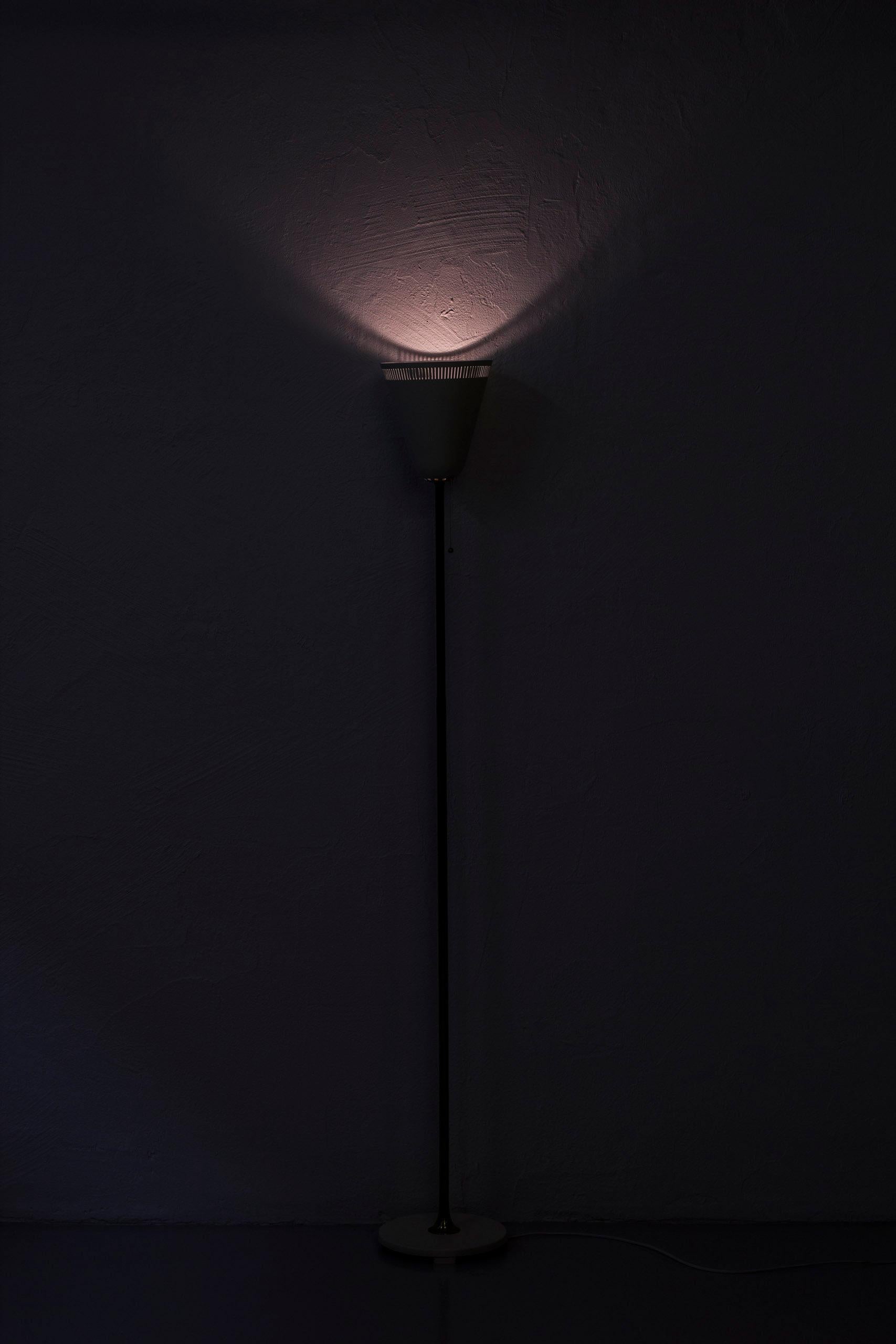 1940s Danish Uplight Floor Lamp in Brass and Lacquered Metal In Good Condition In Hägersten, SE