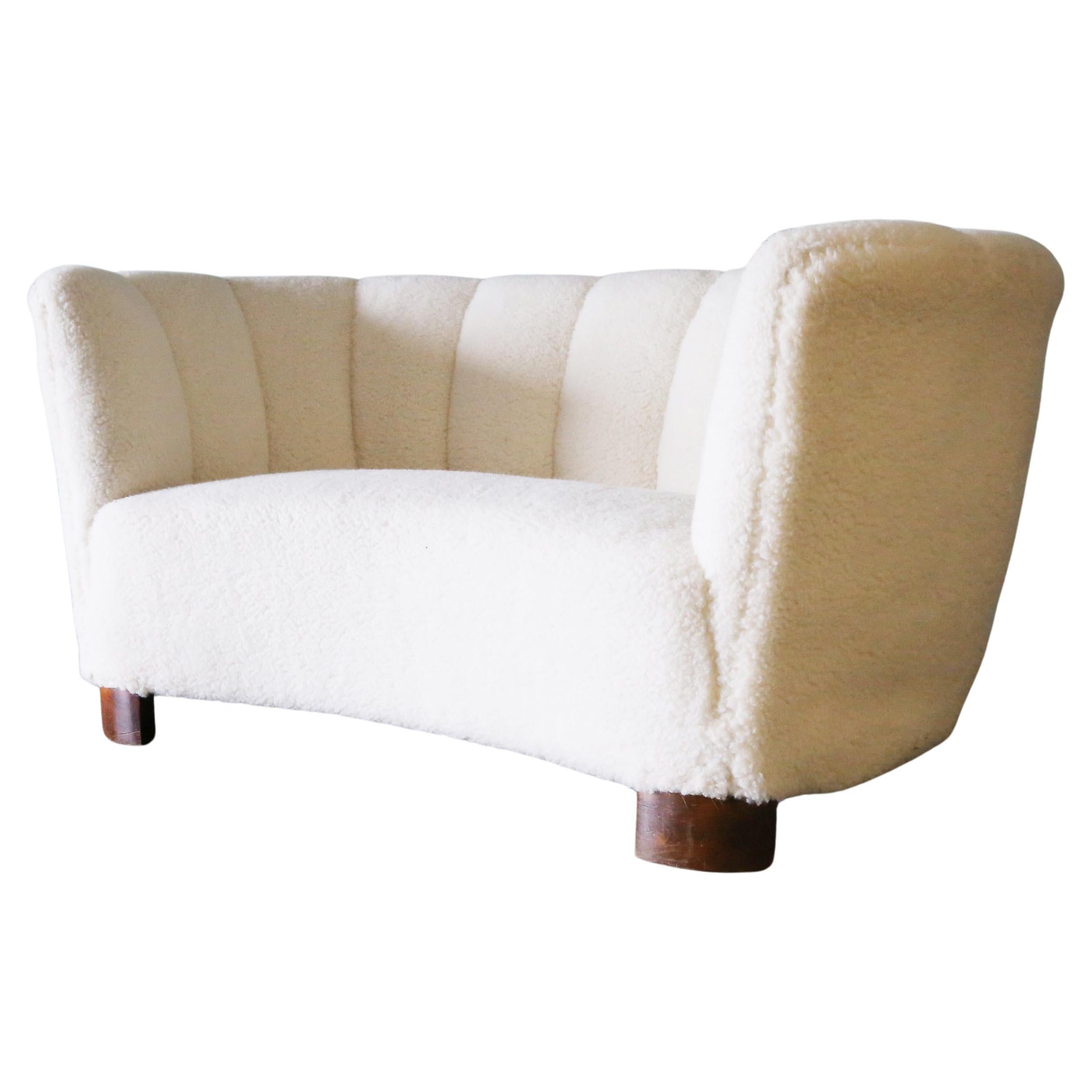 Canapé Banane Danois des années 1940 en laine de mouton blanche By Flemming Lassen en vente