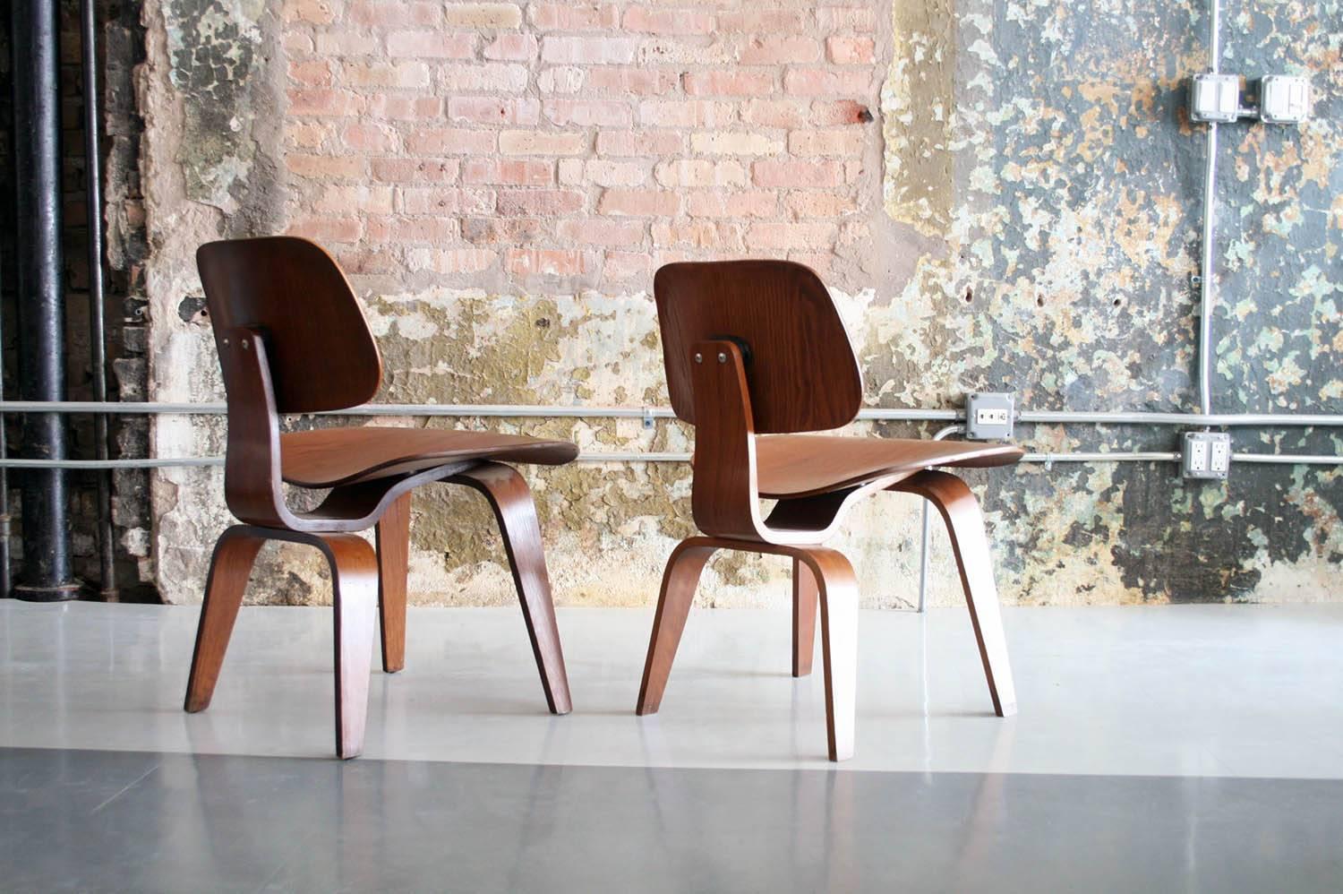 Rare DCW chair designed by Charles & Ray Eames. The chair is made out of walnut and has a beautiful book matched veneer and nice finish. Manufactured by Evans in 1945.