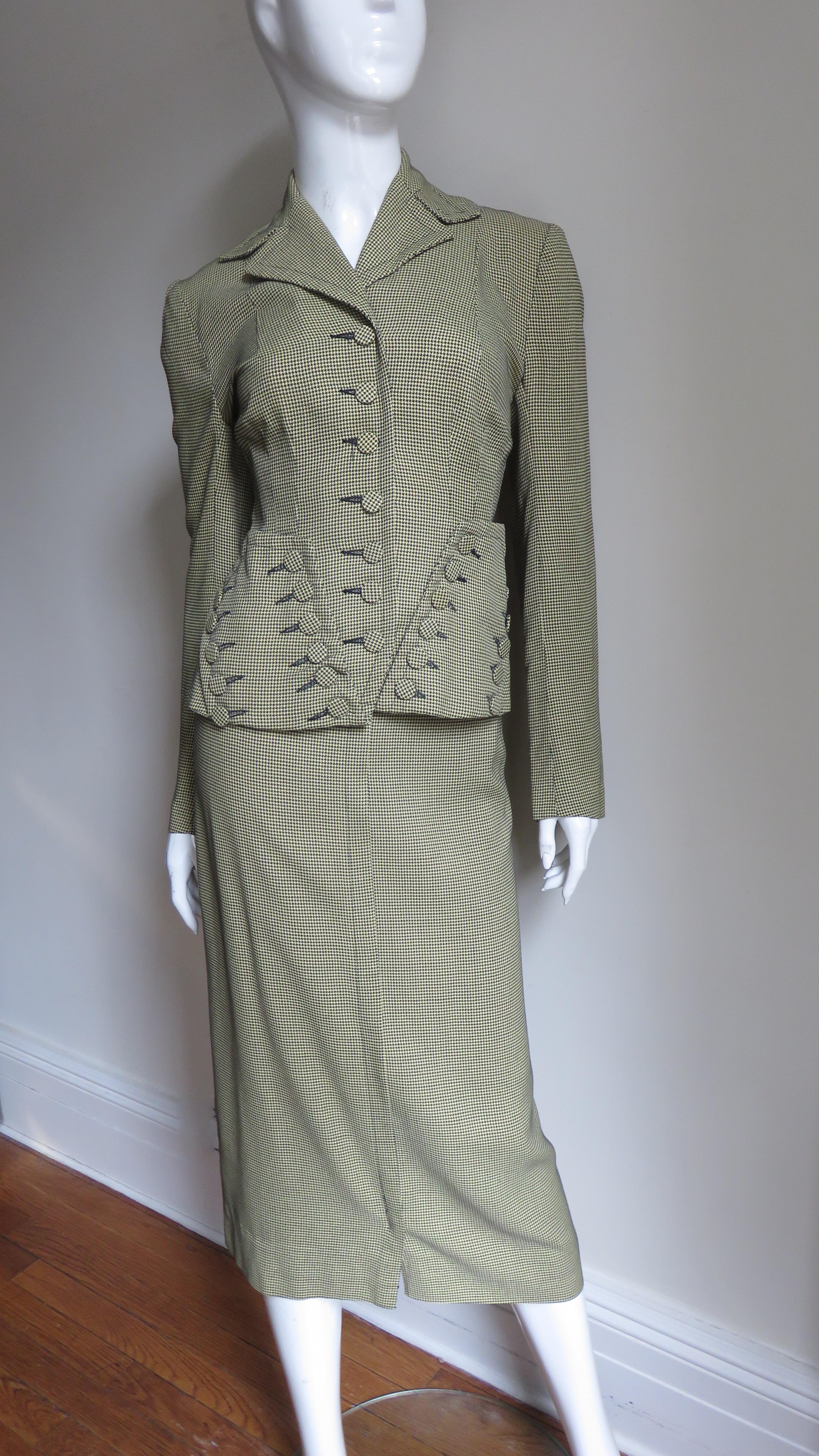 1940s Davidson's Madeleine Suit with Elaborate Button Detail In Good Condition For Sale In Water Mill, NY