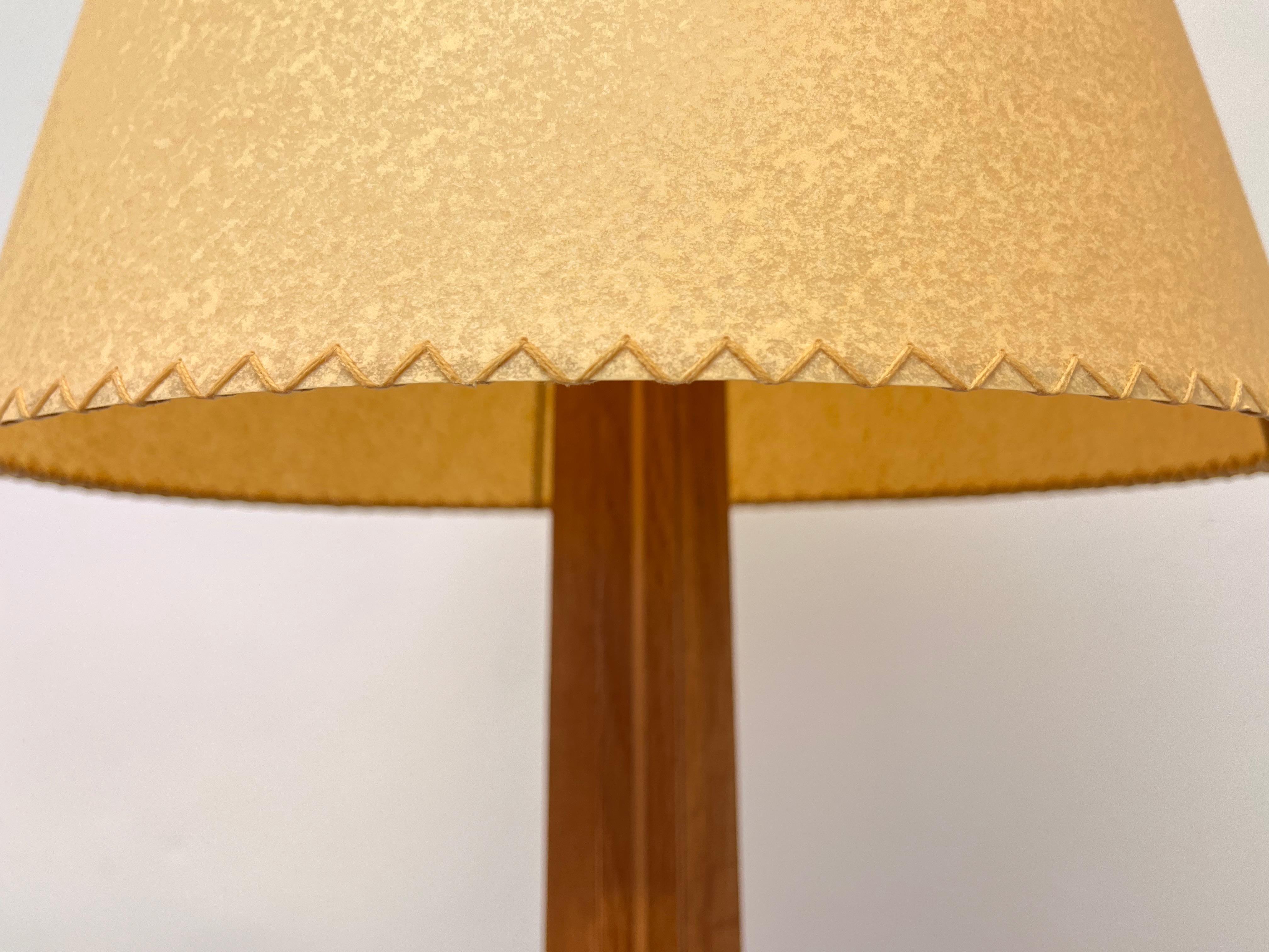 1940s design wooden floor lamp - Czechoslovakia, 1940s In Good Condition For Sale In Praha, CZ