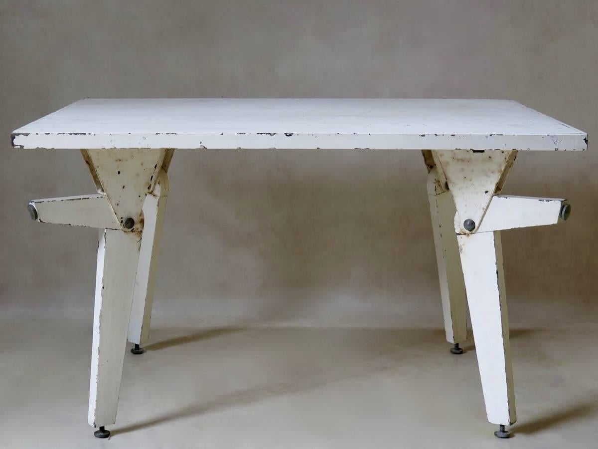 Une table unique et ingénieusement conçue, qui peut passer de la table basse à la table à manger. La table est assez légère, ce qui permet de plier ou de déplier facilement les pieds pour changer de position. Les pieds à vis peuvent être réglés pour
