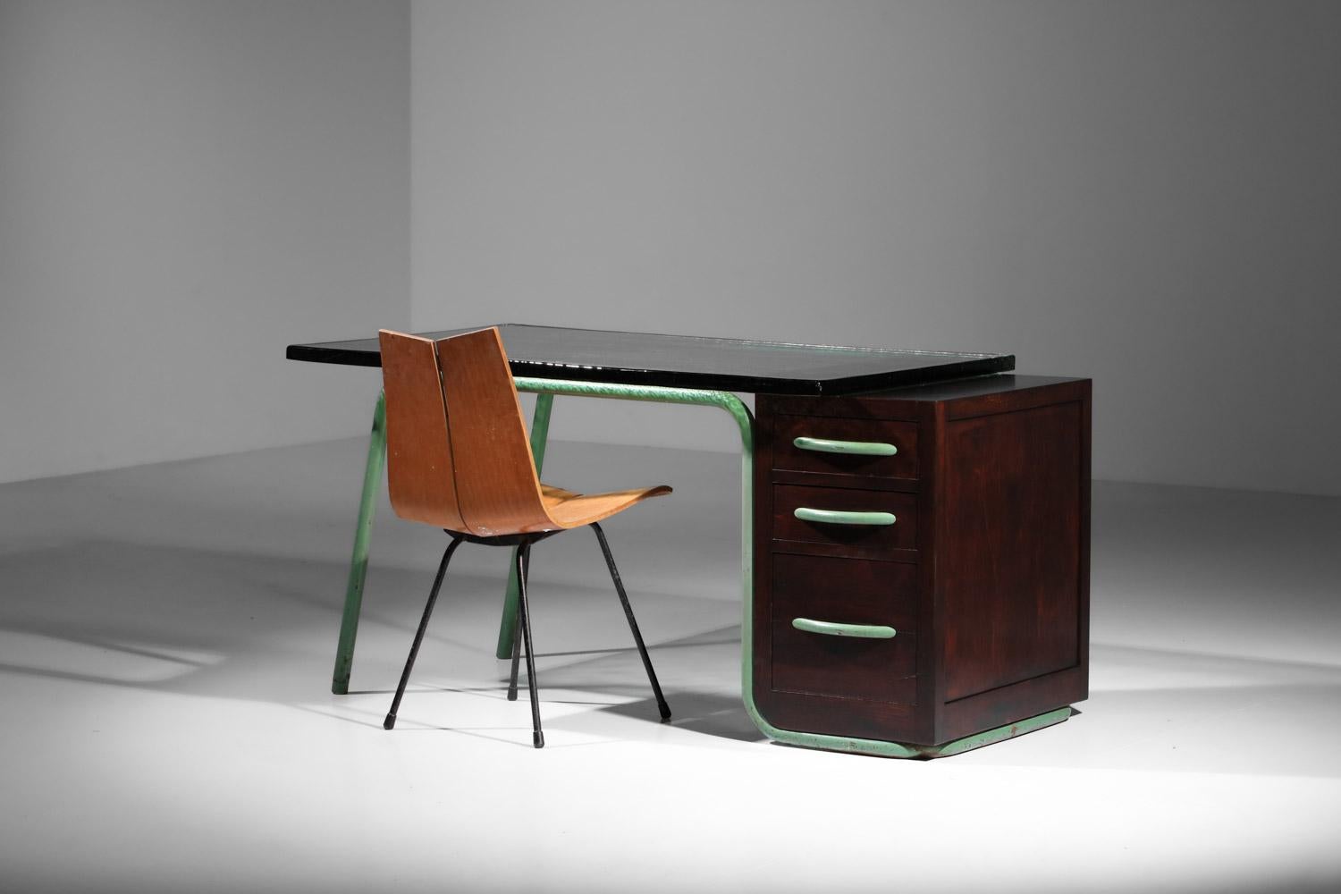 Schreibtisch aus den 1940er Jahren aus Holz und lackierten Stahlrohren mit einer zusätzlichen Glasplatte (Französisch) im Angebot