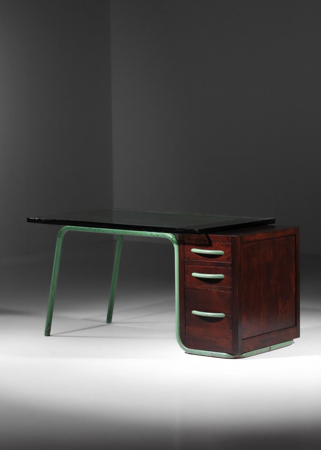 Schreibtisch aus den 1940er Jahren aus Holz und lackierten Stahlrohren mit einer zusätzlichen Glasplatte (Mitte des 20. Jahrhunderts) im Angebot