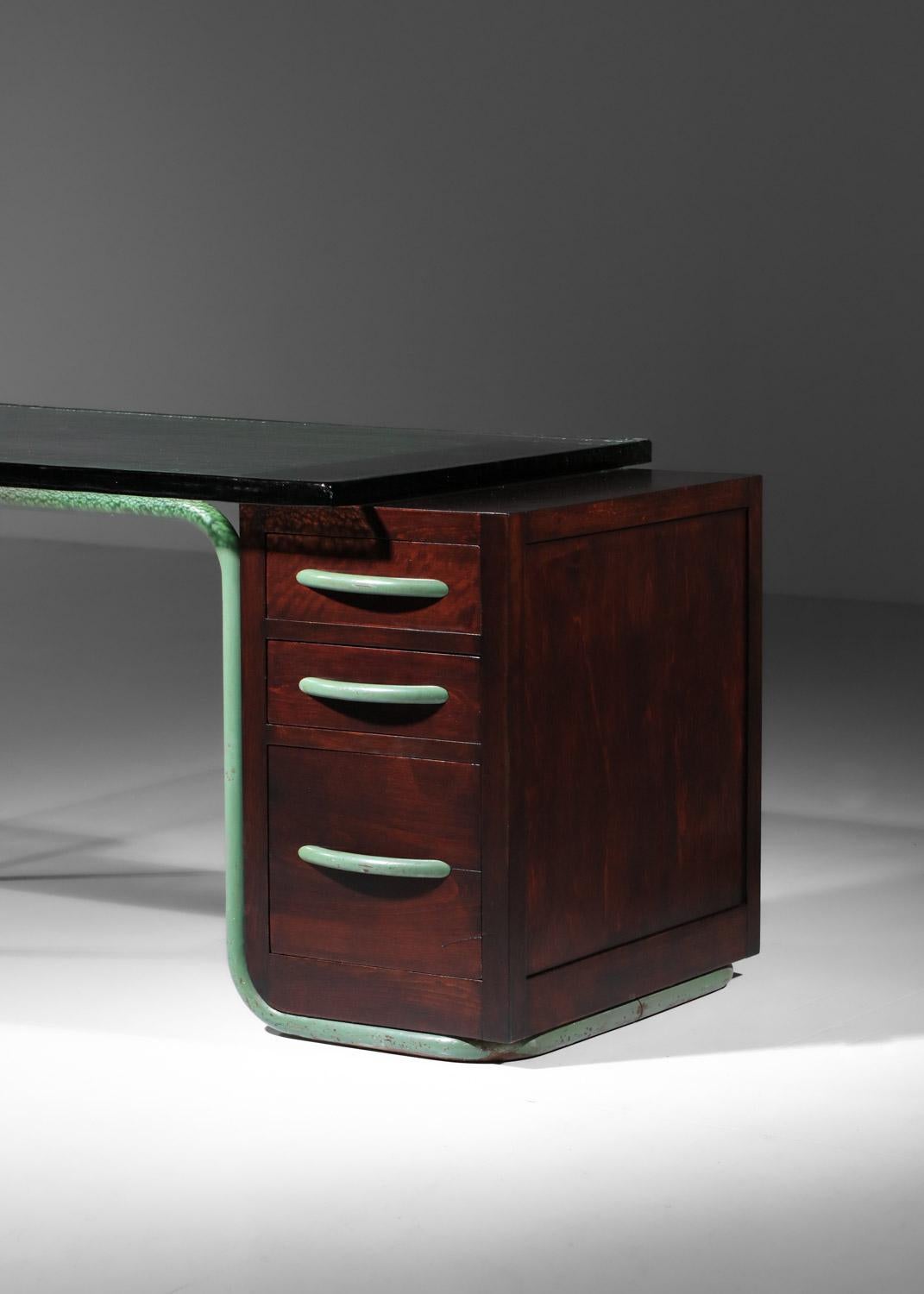 Schreibtisch aus den 1940er Jahren aus Holz und lackierten Stahlrohren mit einer zusätzlichen Glasplatte im Angebot 1