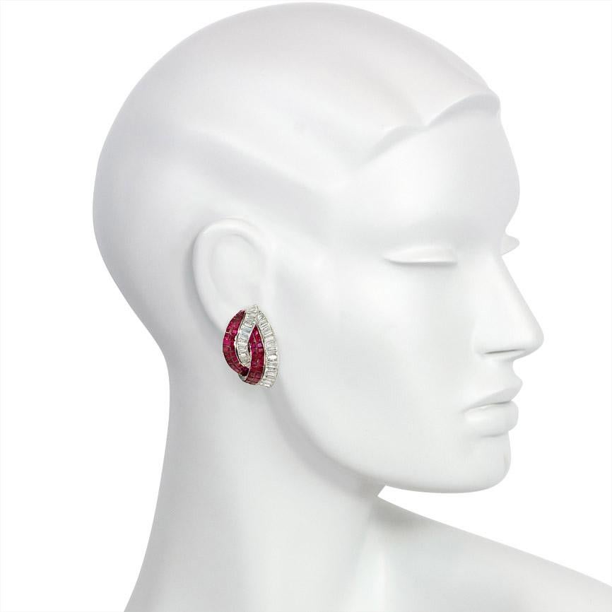 1940er Jahre Diamant und unsichtbar gefasste Rubin-Clip-Ohrringe im stilisierten Knoten-Design (Baguetteschliff) im Angebot