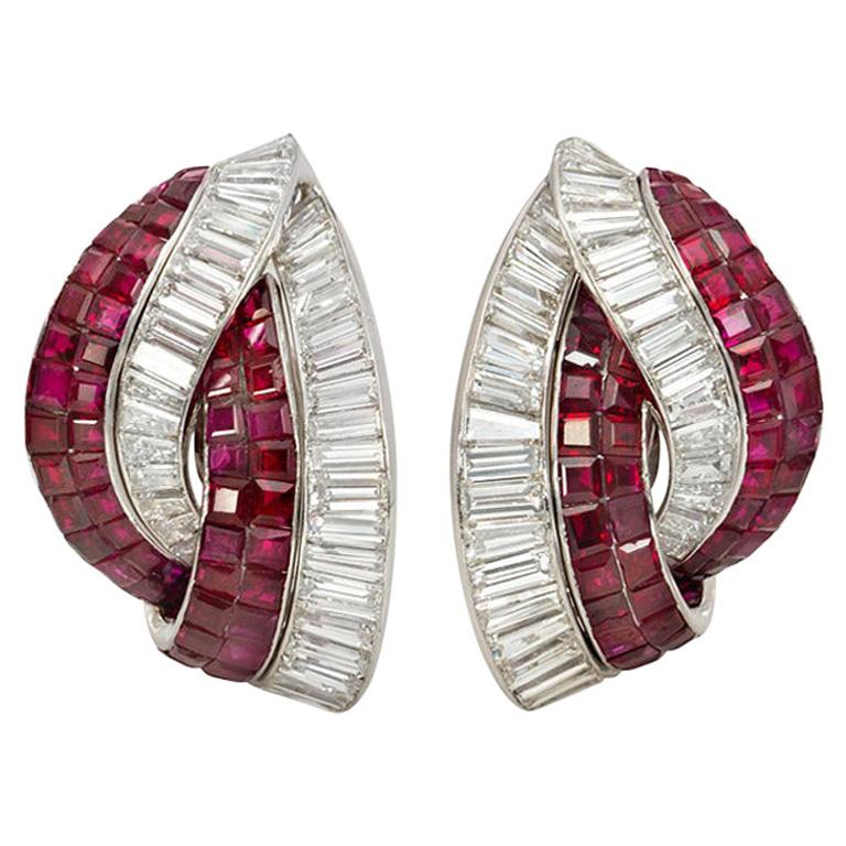 Boucles d'oreilles à clip en diamant et rubis serti de manière invisible, de style "nœud", des années 1940 en vente