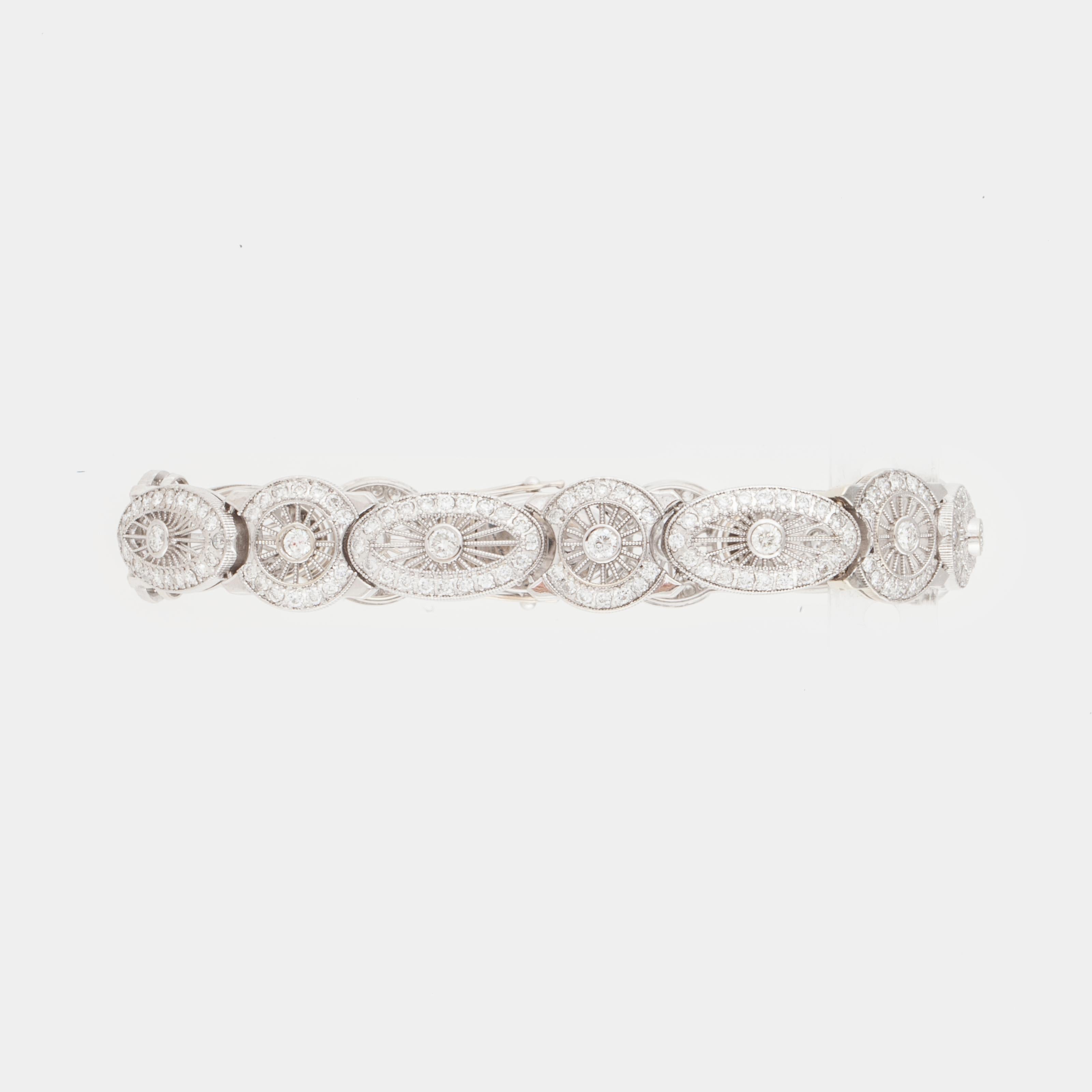 armband aus den 1940er Jahren aus durchbrochenem 14-Karat-Weißgold und Diamanten.  Das Armband trägt die Aufschrift 