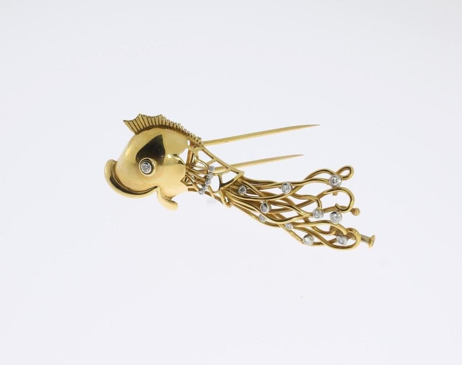 1940s Diamond Gold Fish Brooch In Excellent Condition For Sale In Berlin, DE