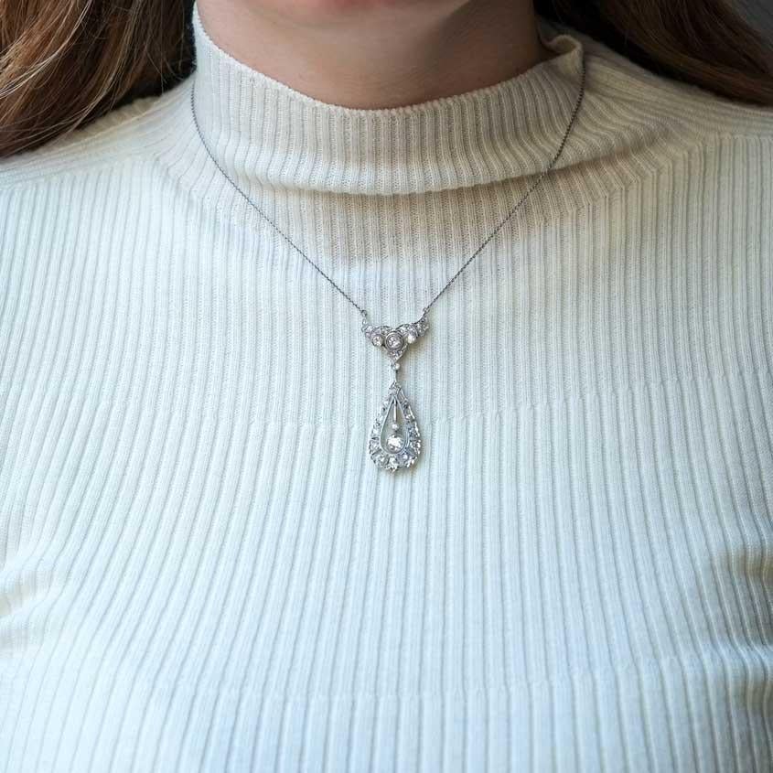 Splendida collana di diamanti taglio vecchio degli anni '40 in oro bianco 18 ct. I diamanti sono un mix di vecchi tagli rotondi e vecchi tagli cuscion, per un totale di circa 2,80ct. Il diamante più grande del pendente della collana è di circa 0,65