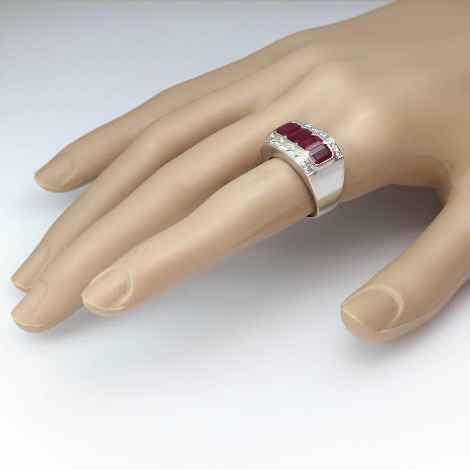 1940s Diamond Ruby White and Yellow Gold Ring In Good Condition For Sale In New York, NY