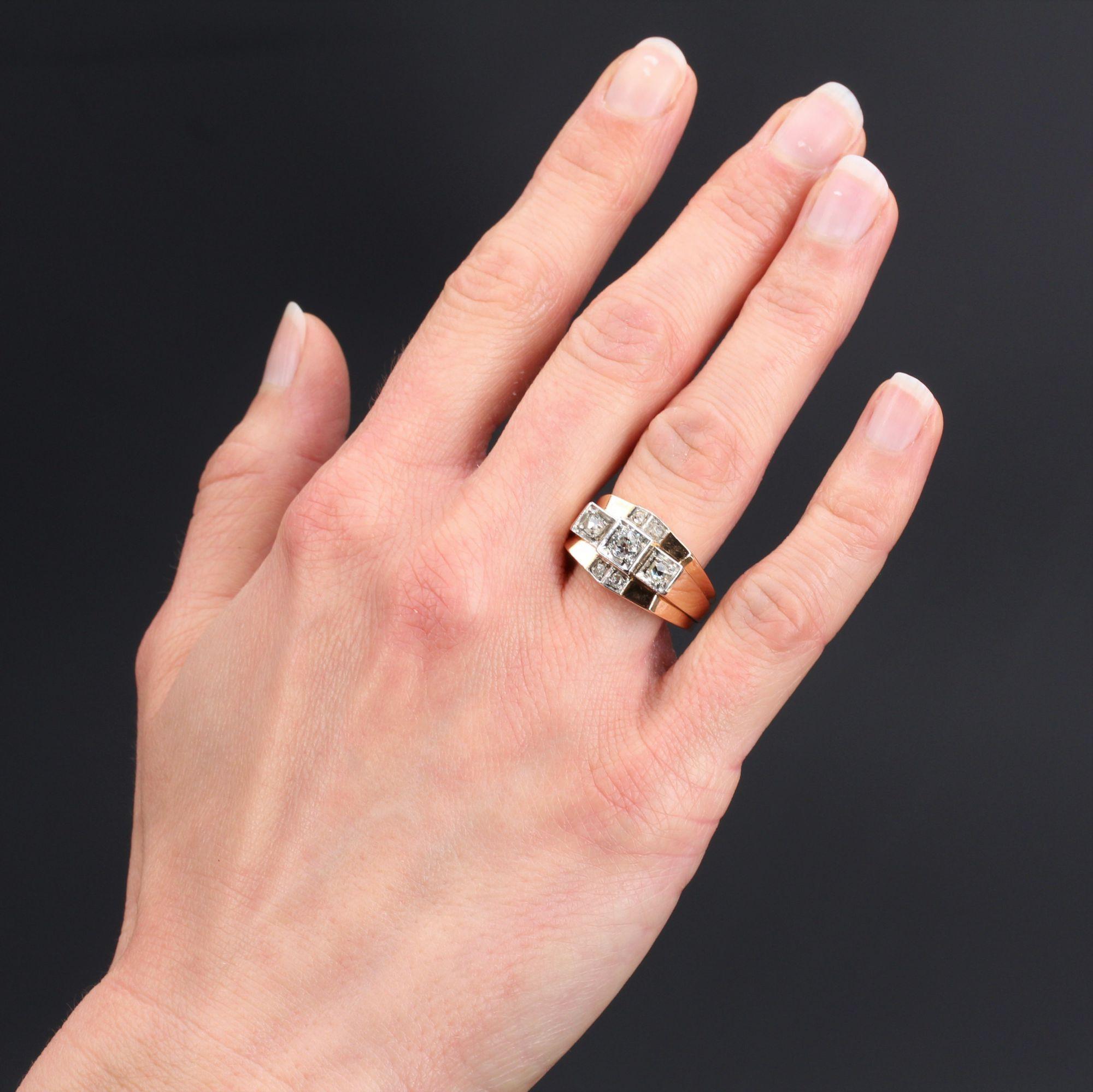 Anillo de oro rosa de 18 quilates y platino, sello del búho y el mascarón.
Anillo de diamantes retro, la parte superior de este anillo con depósito forma un dibujo de cruz en degradado engastado con diamantes talla brillante antiguo y diamantes