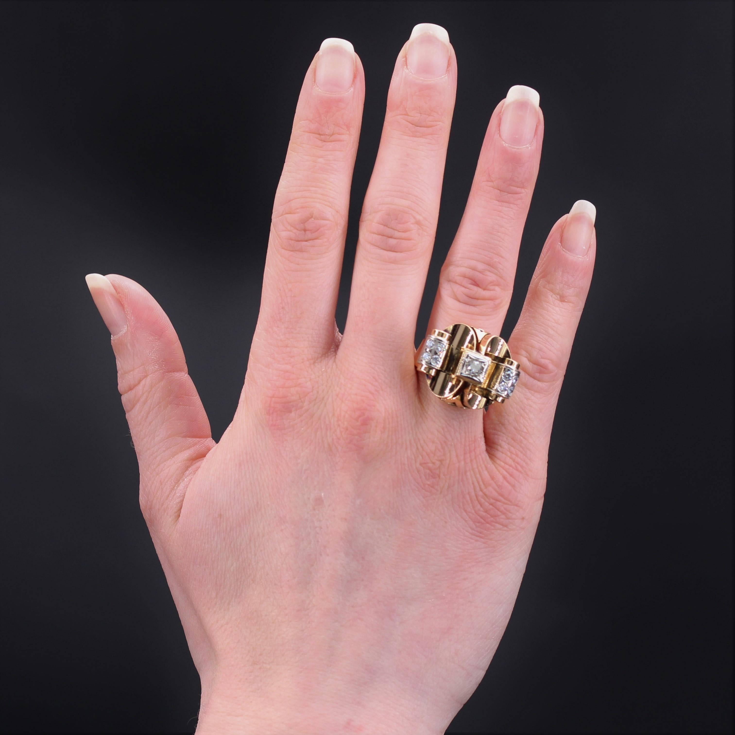 Ring in 18 karat yellow gold, owl hallmark, and platinum.
Incredible retro ring, its setting is formed of a wide ring and a tray with two convex gold discs each with a scroll decoration decorated with 2 x 4 brilliant- cut diamonds. On the top, a