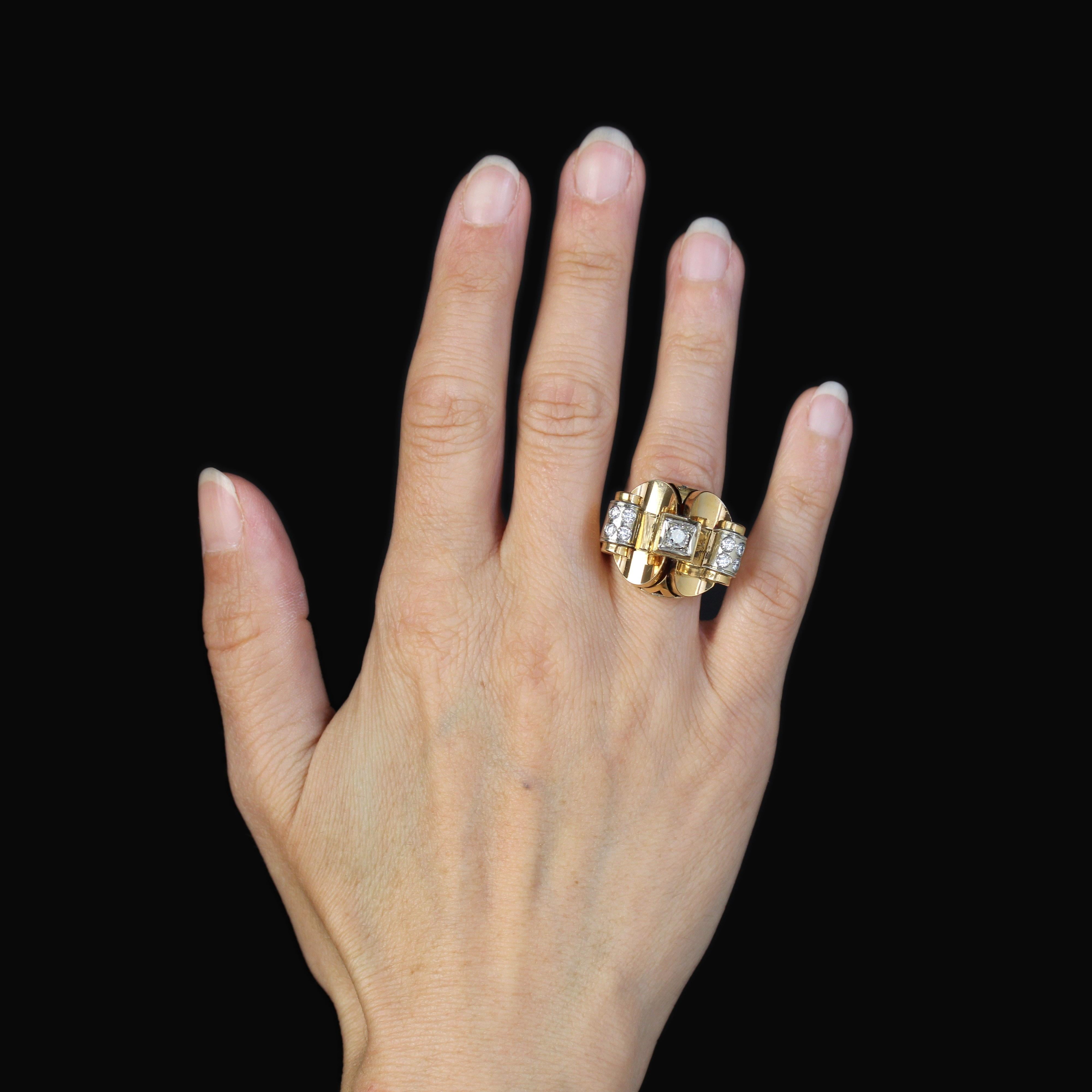 Anello in oro giallo 18 carati, marchio del gufo e platino.
Incredibile anello retrò, la sua montatura è formata da un anello largo e da un vassoio con due dischi d'oro convessi, ciascuno con una decorazione a voluta decorata con 2 x 4 diamanti