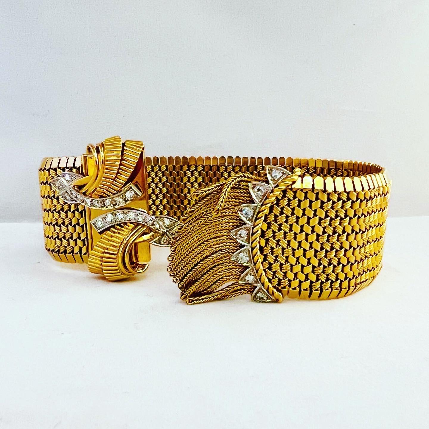 1940s  Diamonds 18k Yellow Gold Platinum Mesh Adjustable Retro Bracelet In Good Condition For Sale In Pamplona, Navarra