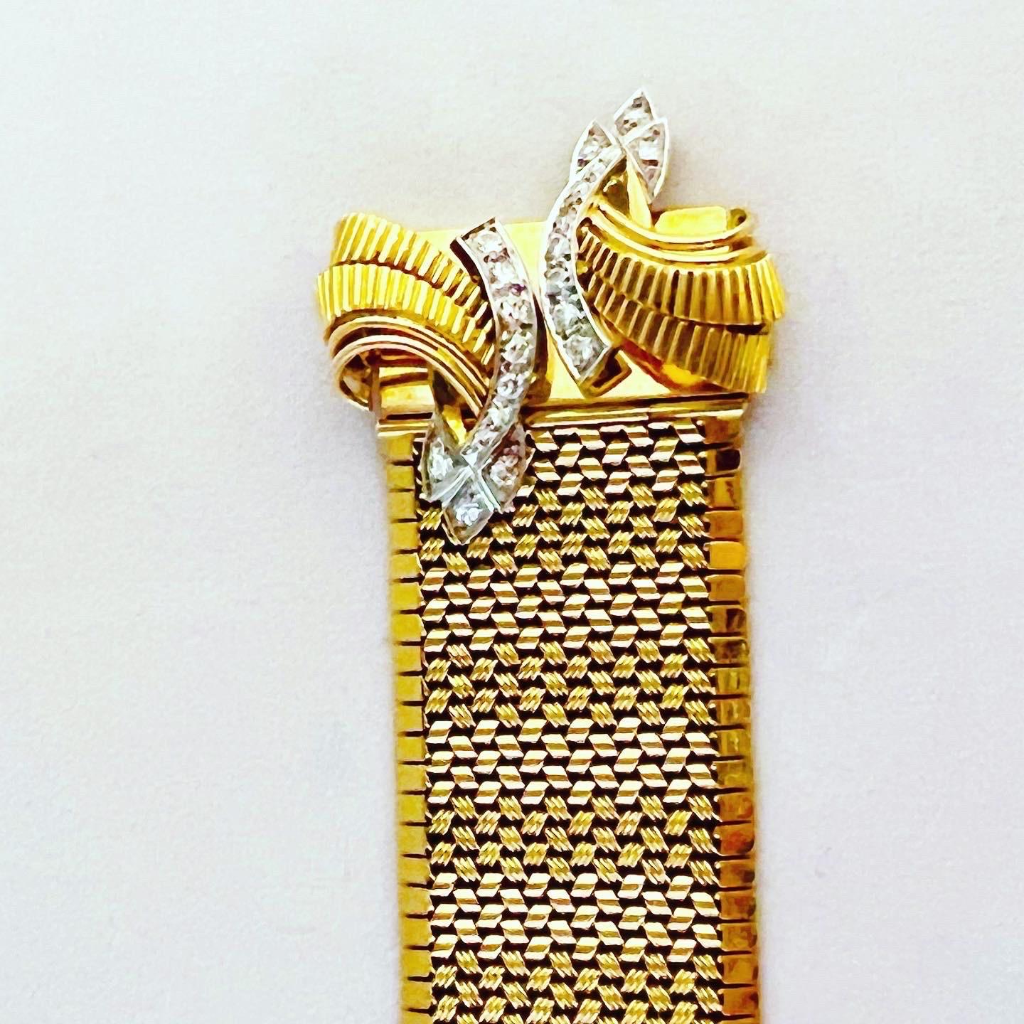 Années 1940  Bracelet rétro réglable en maille en or jaune 18 carats et platine avec diamants en vente 3