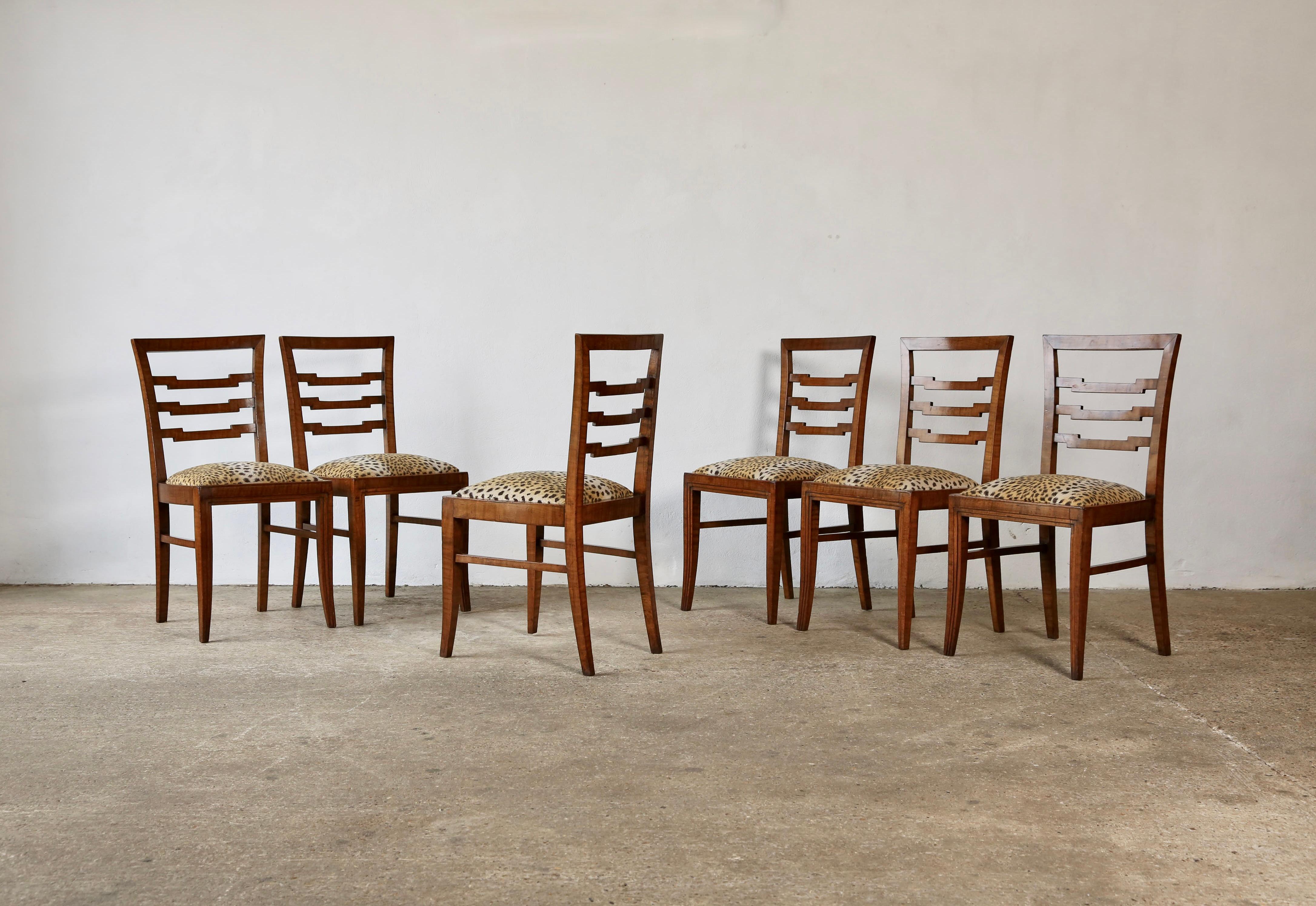 Rare set of eight 1940s Italian Dining Chairs attributed to Gio Ponti.  Fast shipping worldwide.

Carver Dims (cm): H100 W60 D57 SH54
Dining Chair Dims (cm): H94 W44.5 D50 SH54
  
