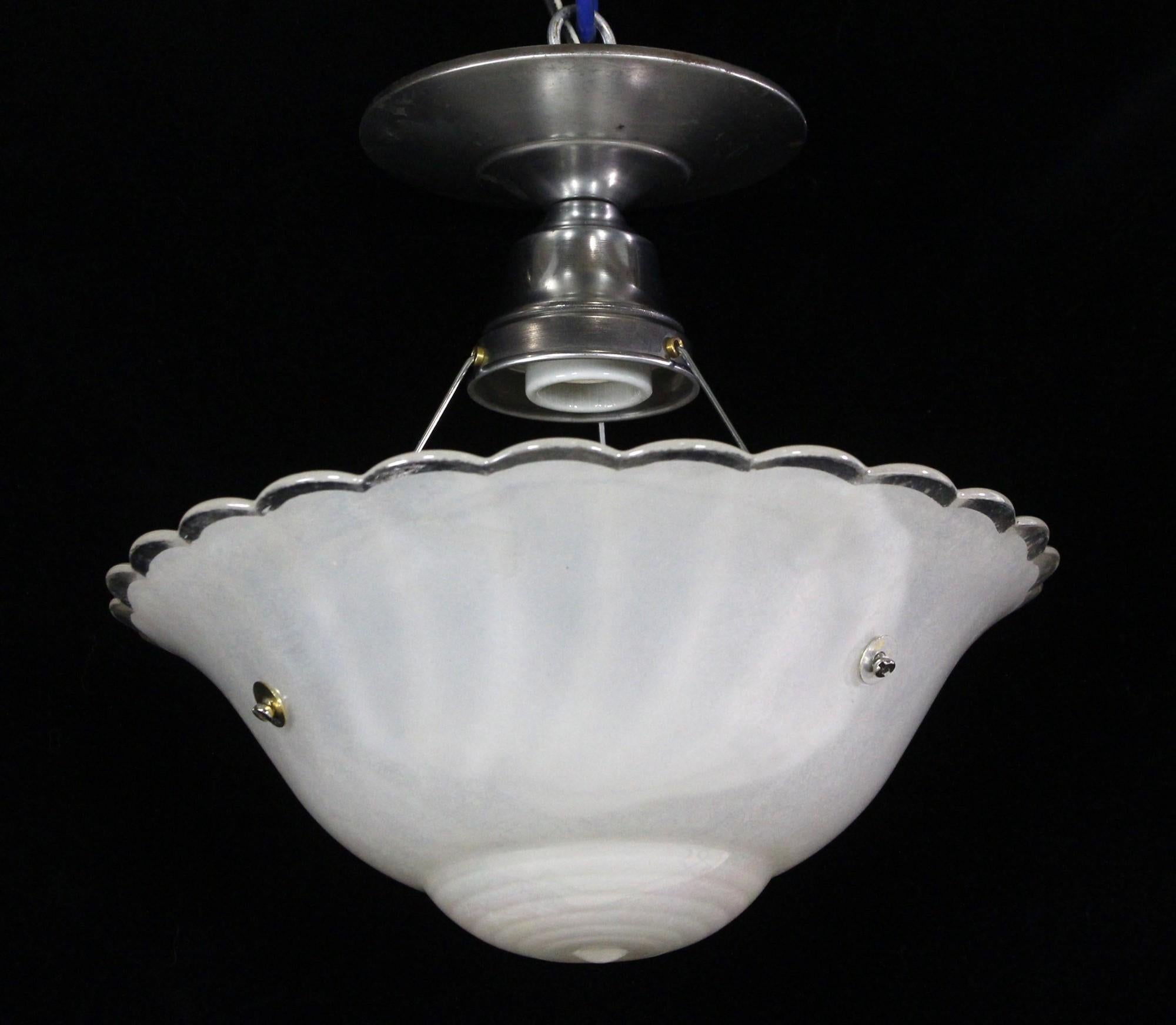 1940er Jahre Dish Semi Flush Mount Licht schillernden geriffelten Rand Glas (amerikanisch) im Angebot