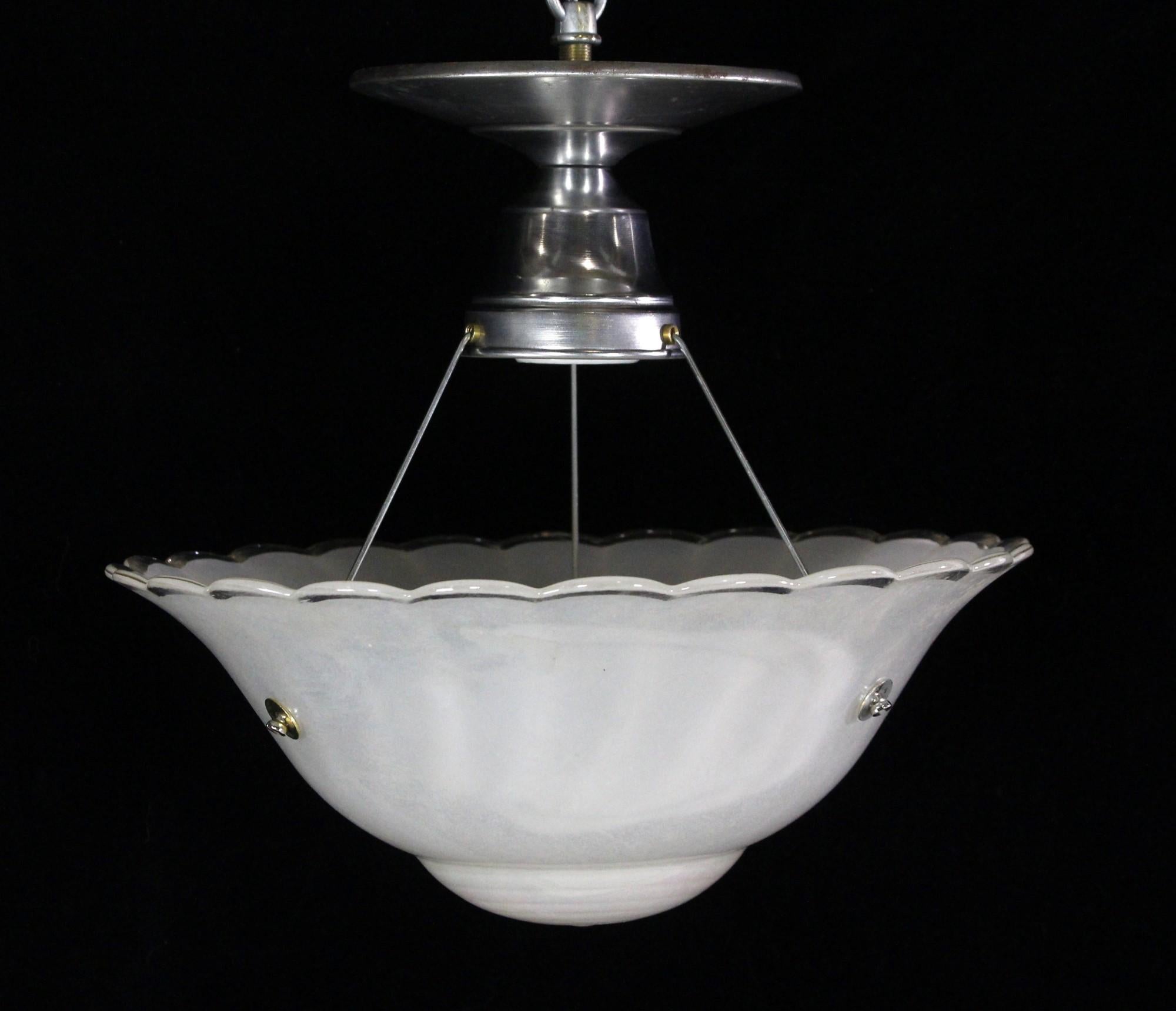 1940er Jahre Dish Semi Flush Mount Licht schillernden geriffelten Rand Glas im Zustand „Gut“ im Angebot in New York, NY