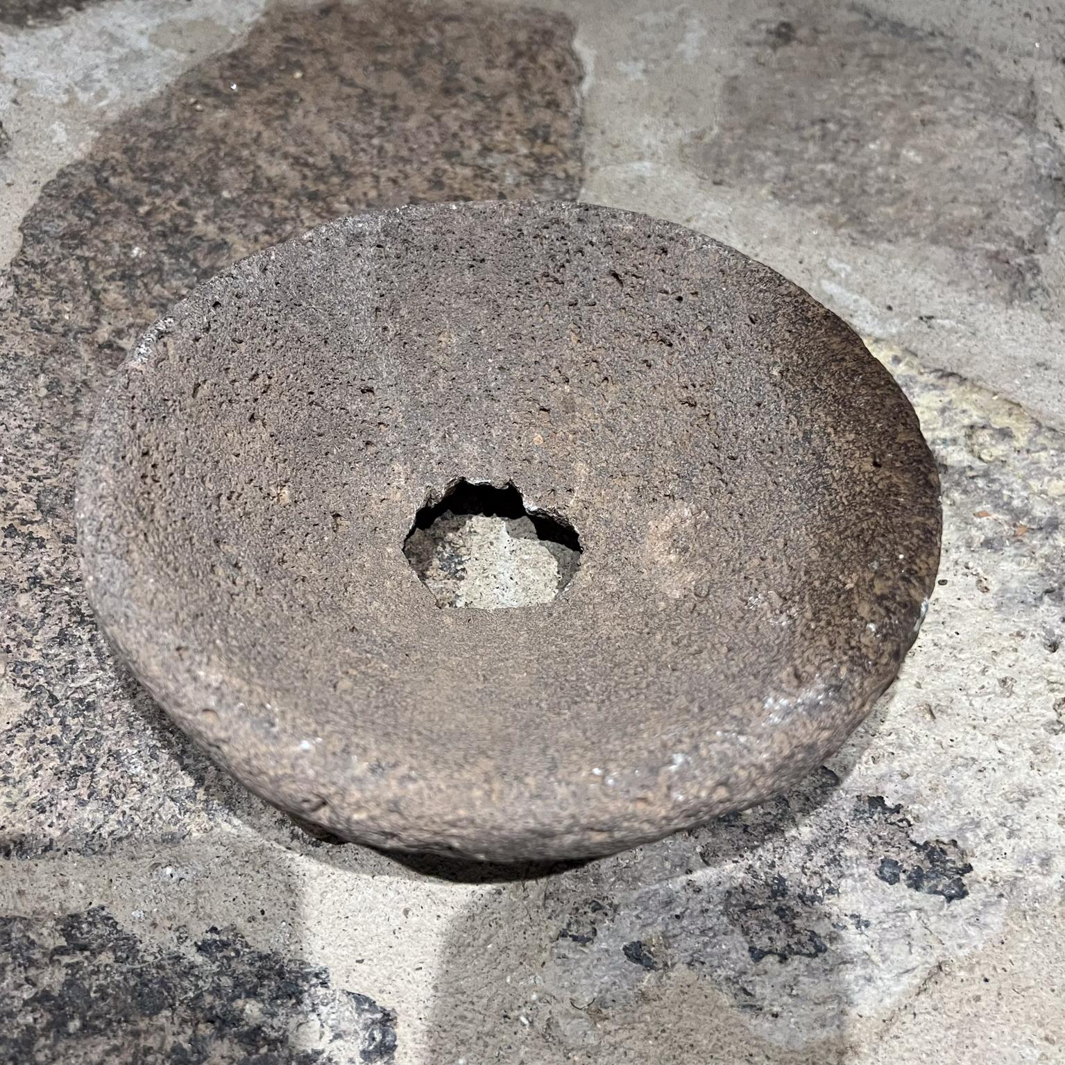 1940s Distressed Molcajete Rustic Mexican Stone Bowl (bol en pierre rustique mexicain) État moyen - En vente à Chula Vista, CA