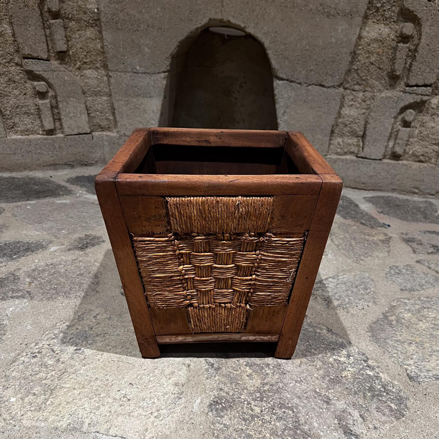1940s Basket in mahogany wood and woven palm.
Made in Mexico
Unmarked
Attributed to Michael Van Beuren of Domus in Mexico of Bauhaus tradition.
Great as a planter.
It appears the original finish was removed at one point.
A vintage patina gives it