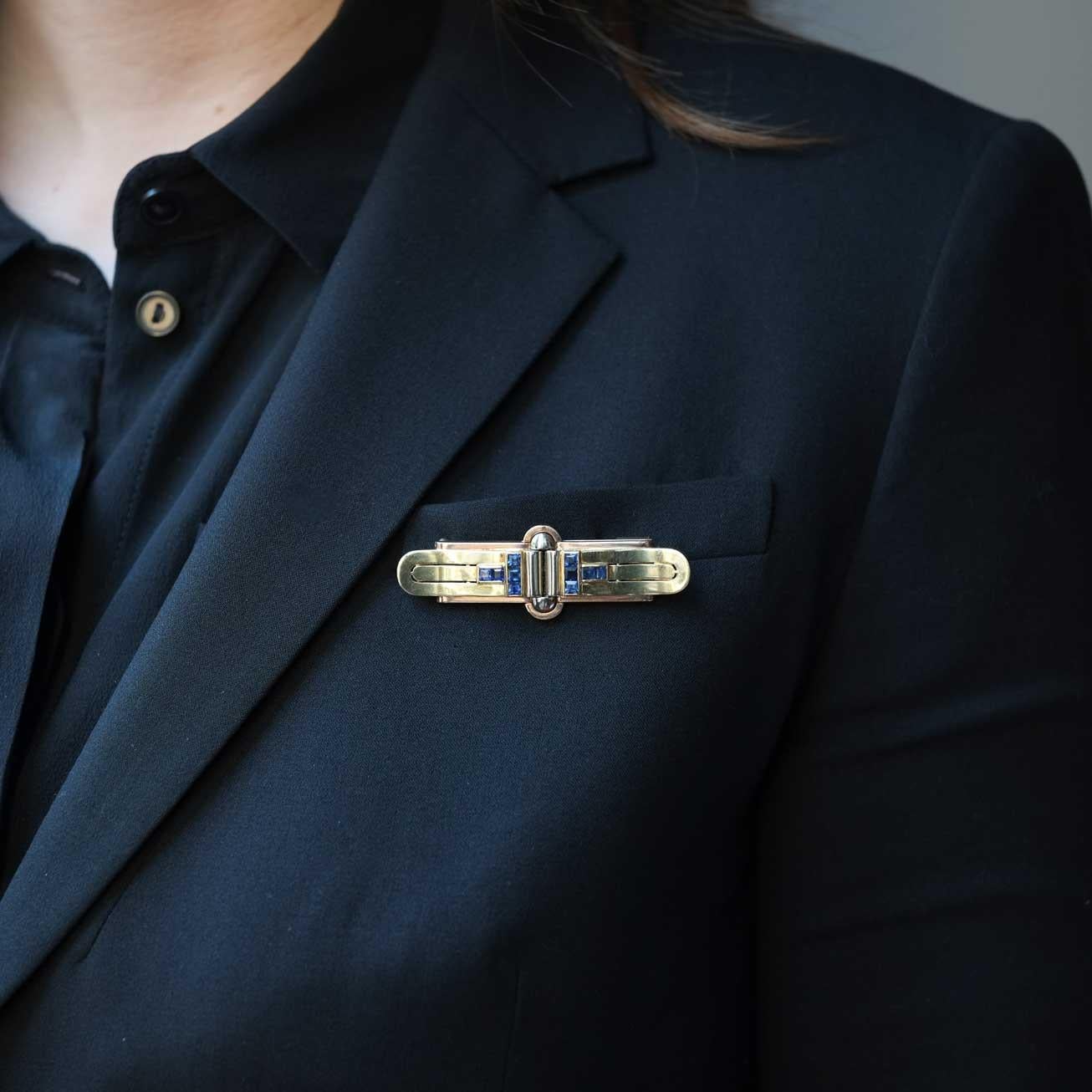 1940's Double Clip Brooch Three tone gold & Sapphires In Good Condition For Sale In Milano, MI