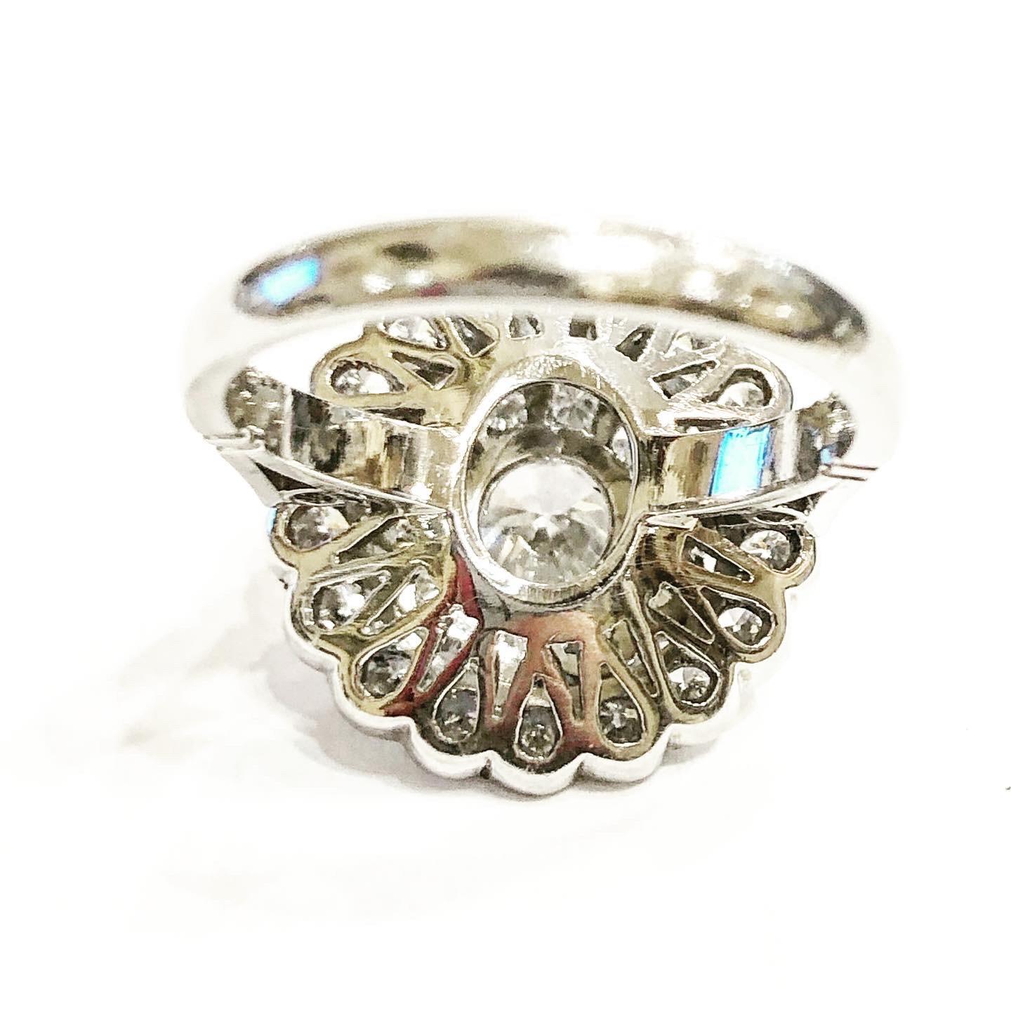 1940s Double Halo Platinum 1.98 Carat Diamond Engagement Platinum Cluster Ring In Good Condition For Sale In Pamplona, Navarra