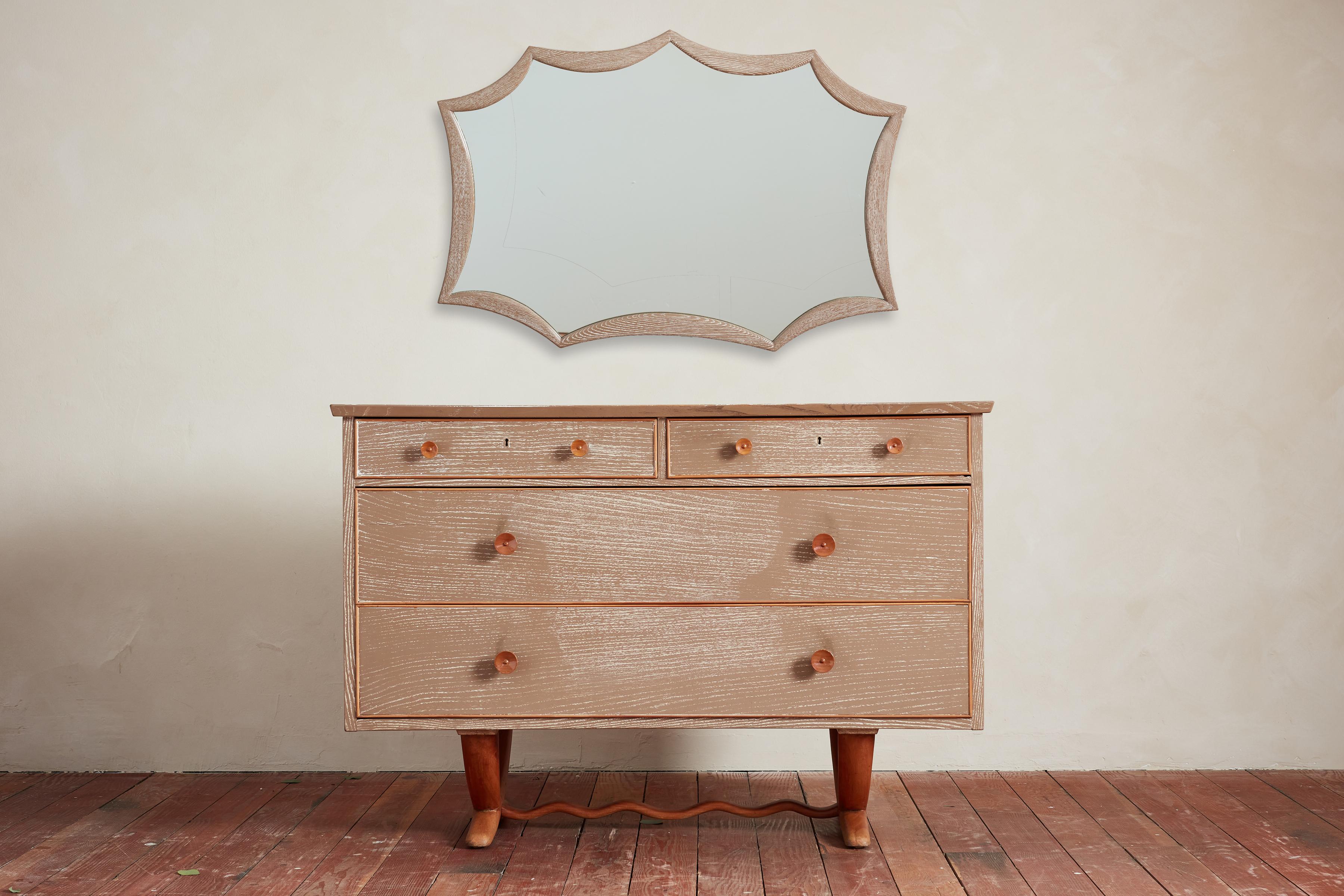 Cassettiera unica e set di specchi coordinati di Guglielmo Pecorini 
Italia, anni '40 

La struttura originale in rovere calcinato e i cassetti fluttuano su una bella base smerlata che ondeggia da un punto all'altro. 

I pomelli in legno intagliato