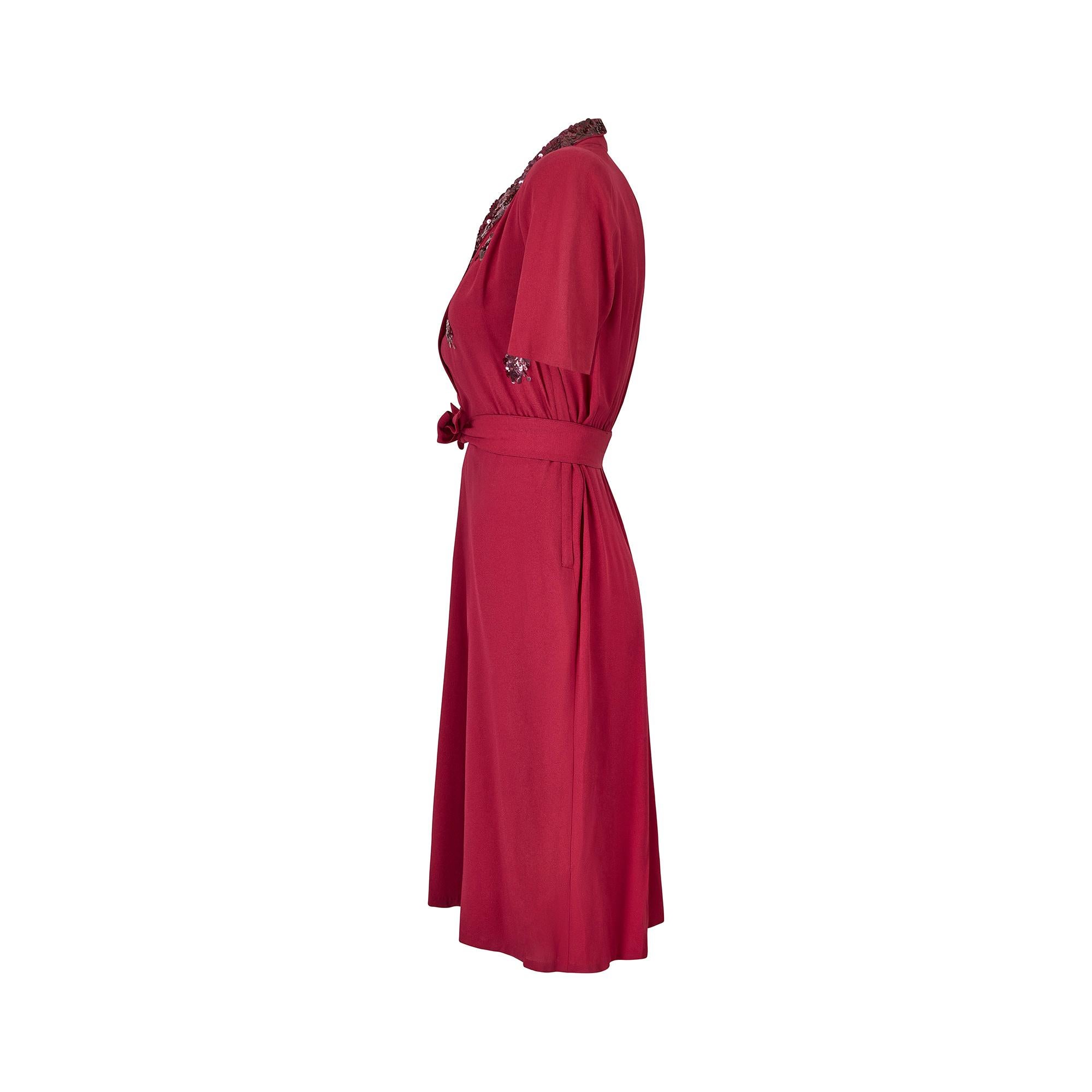 1940er Du Barry Himbeerfarbenes Hemdwaister-Kleid mit Pailletten (Rot) im Angebot