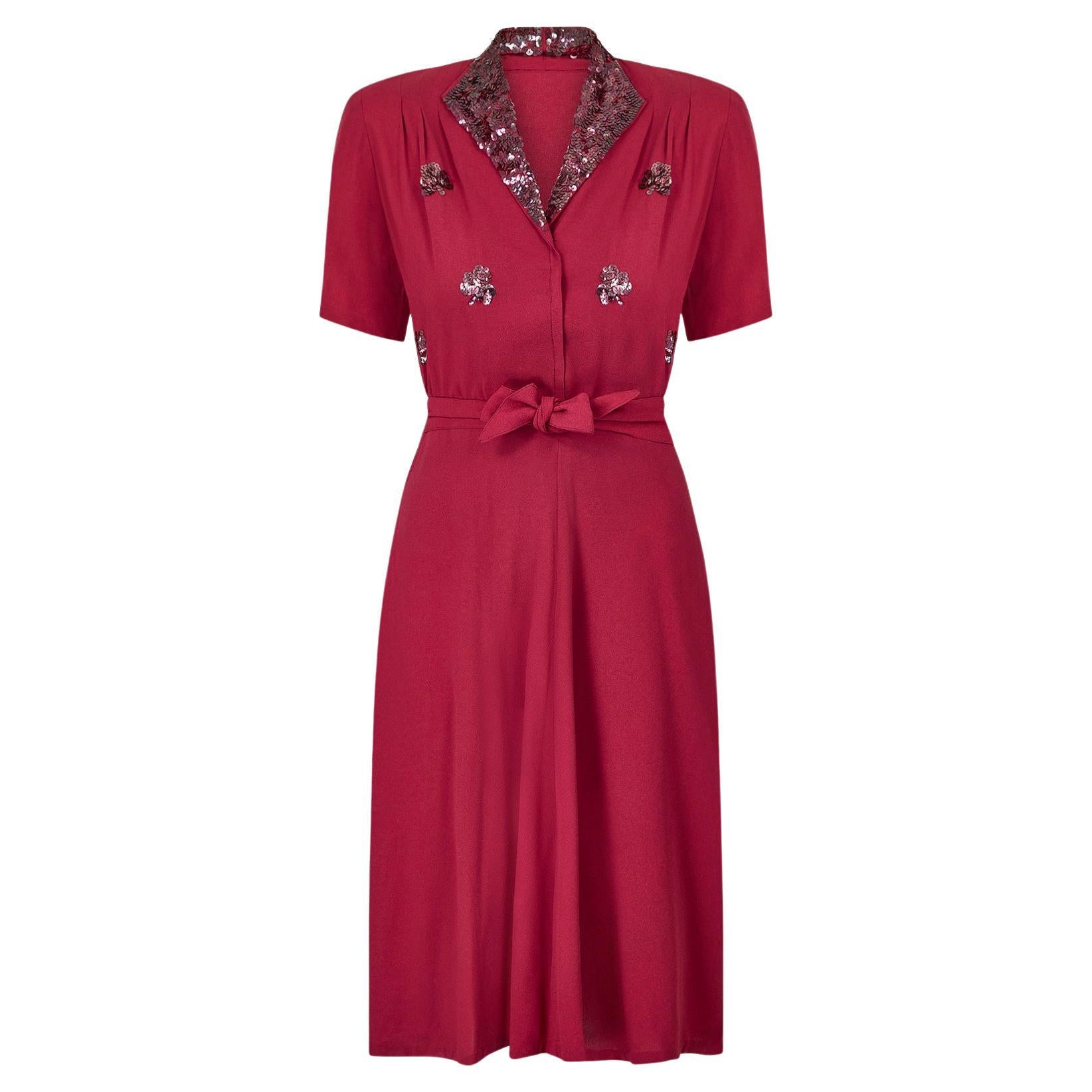 1940er Du Barry Himbeerfarbenes Hemdwaister-Kleid mit Pailletten im Angebot
