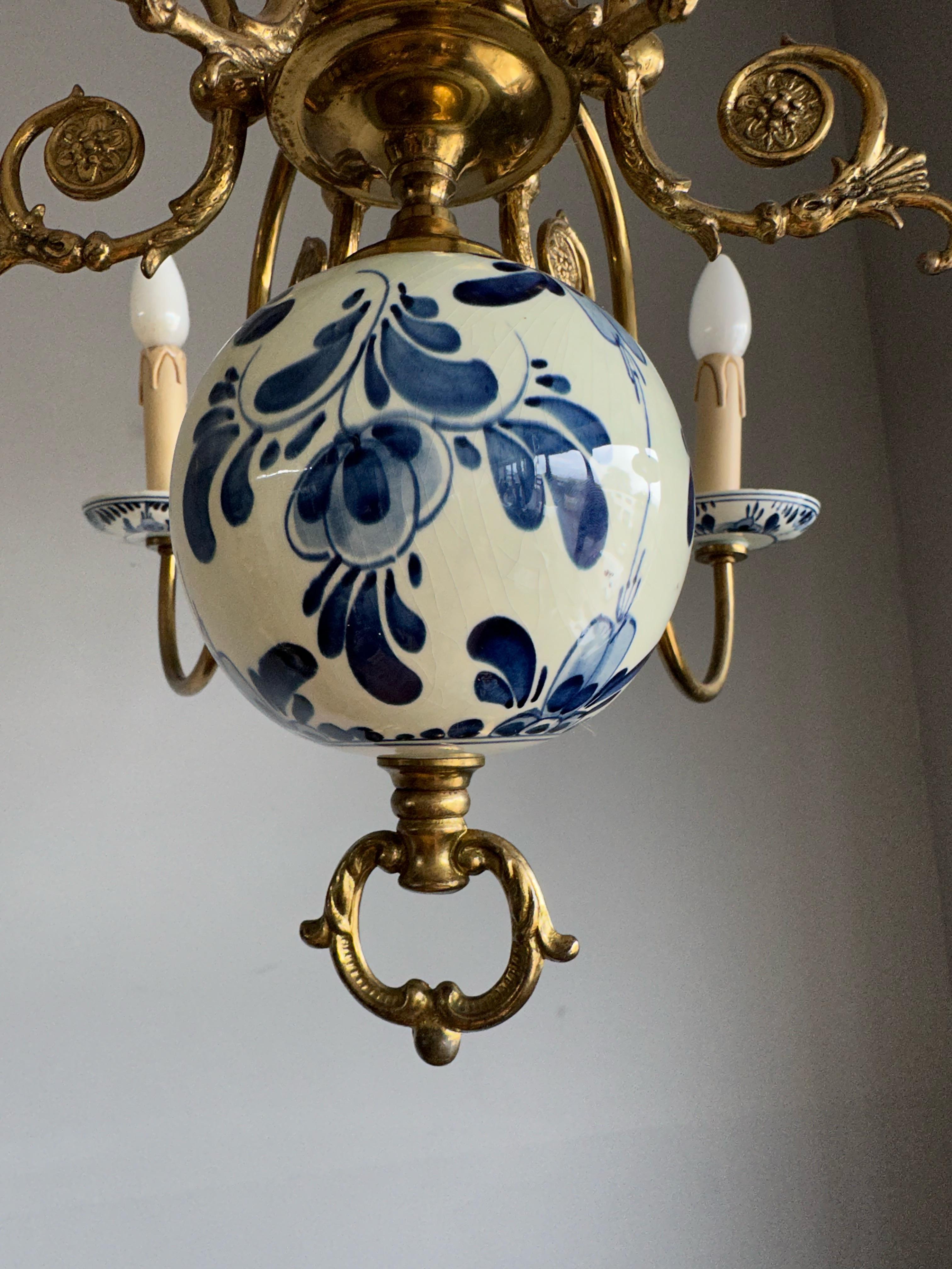 1940s Dutch Brass and Porcelain Hand Painted Delft Blue and White Chandelier For Sale 1
