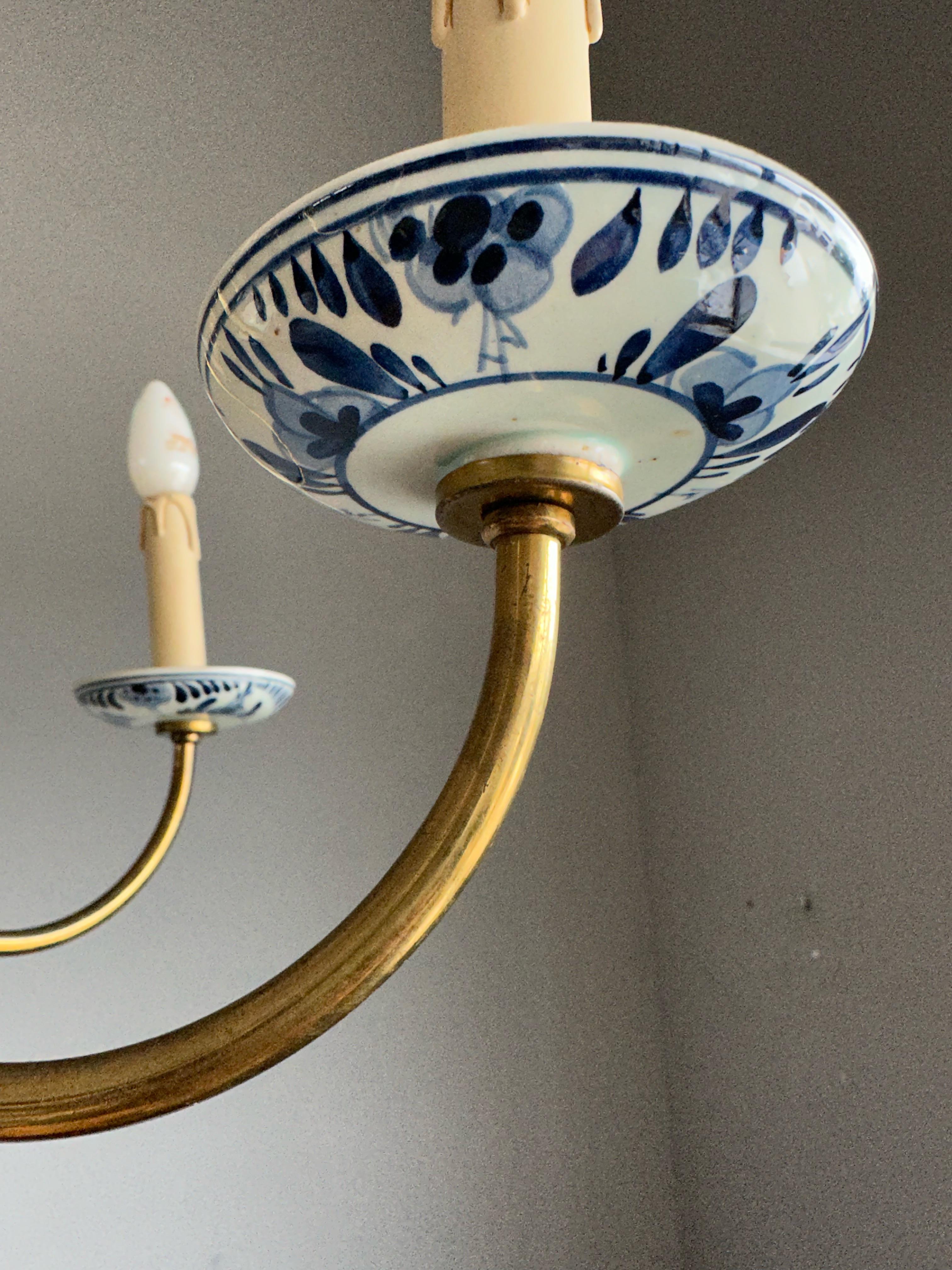 1940s Dutch Brass and Porcelain Hand Painted Delft Blue and White Chandelier For Sale 3